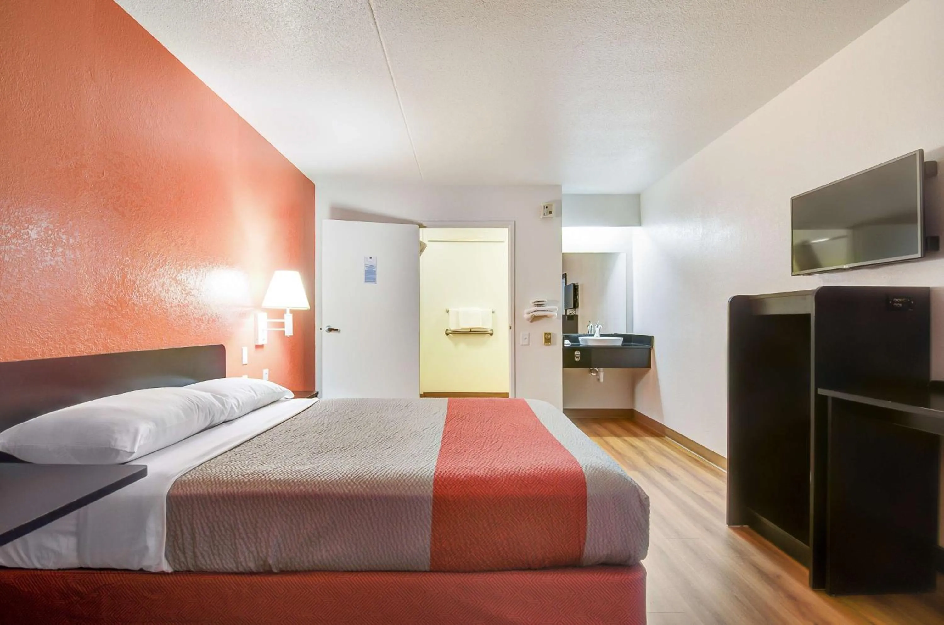 King Room - Smoking  in Motel 6-Springfield, MO - North