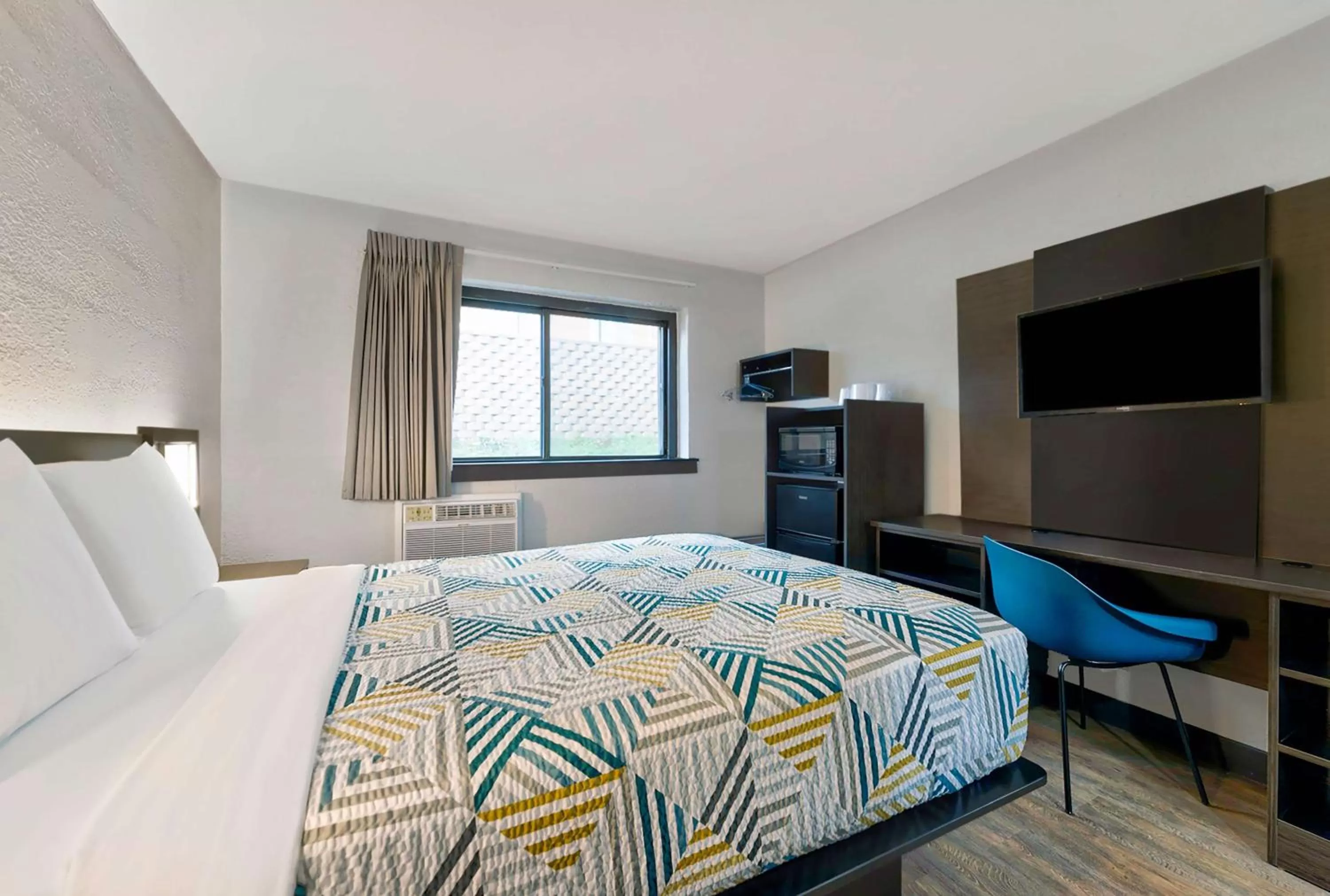 Deluxe King Room - Non-Smoking in Motel 6-Cedar Rapids, IA - Airport