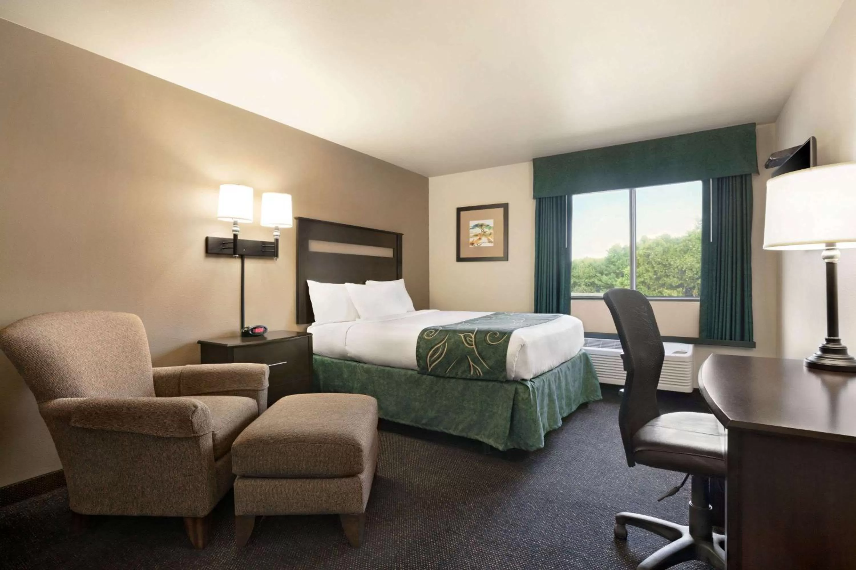 Queen Room - Non-Smoking in Travelodge by Wyndham Brunswick near Fredrick