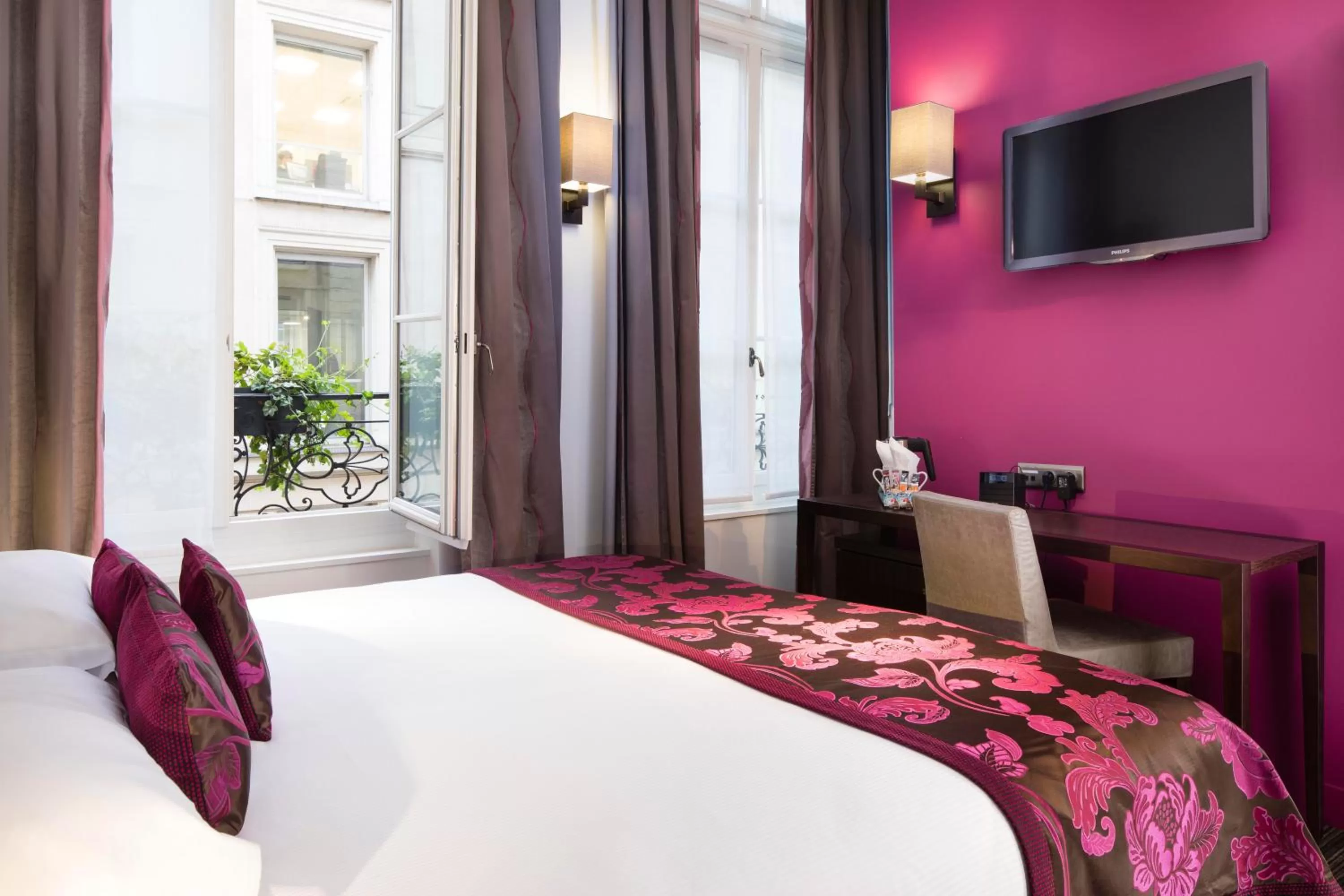 Two Connecting Double Rooms in Hôtel Paris Louvre Opéra