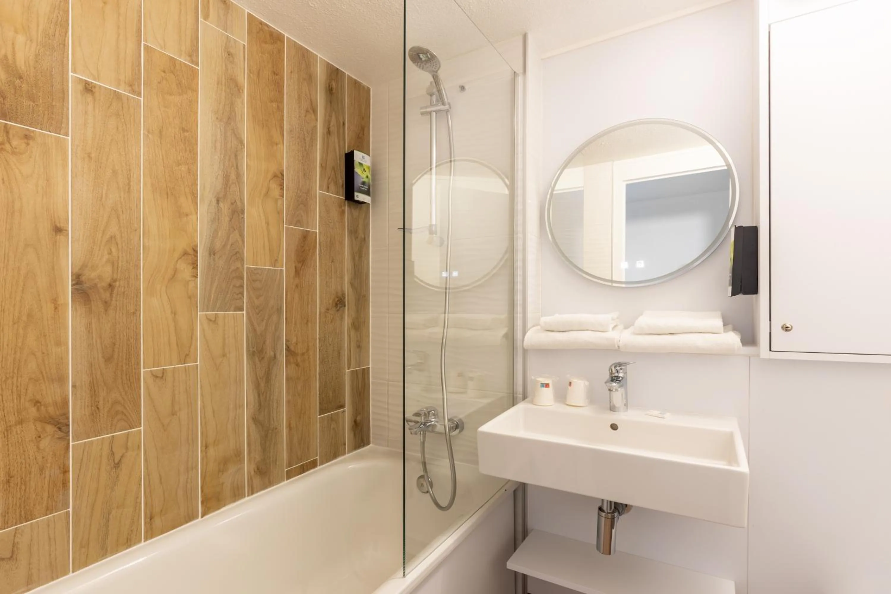 Comfort King Room in Sure Hotel by Best Western Plaisir