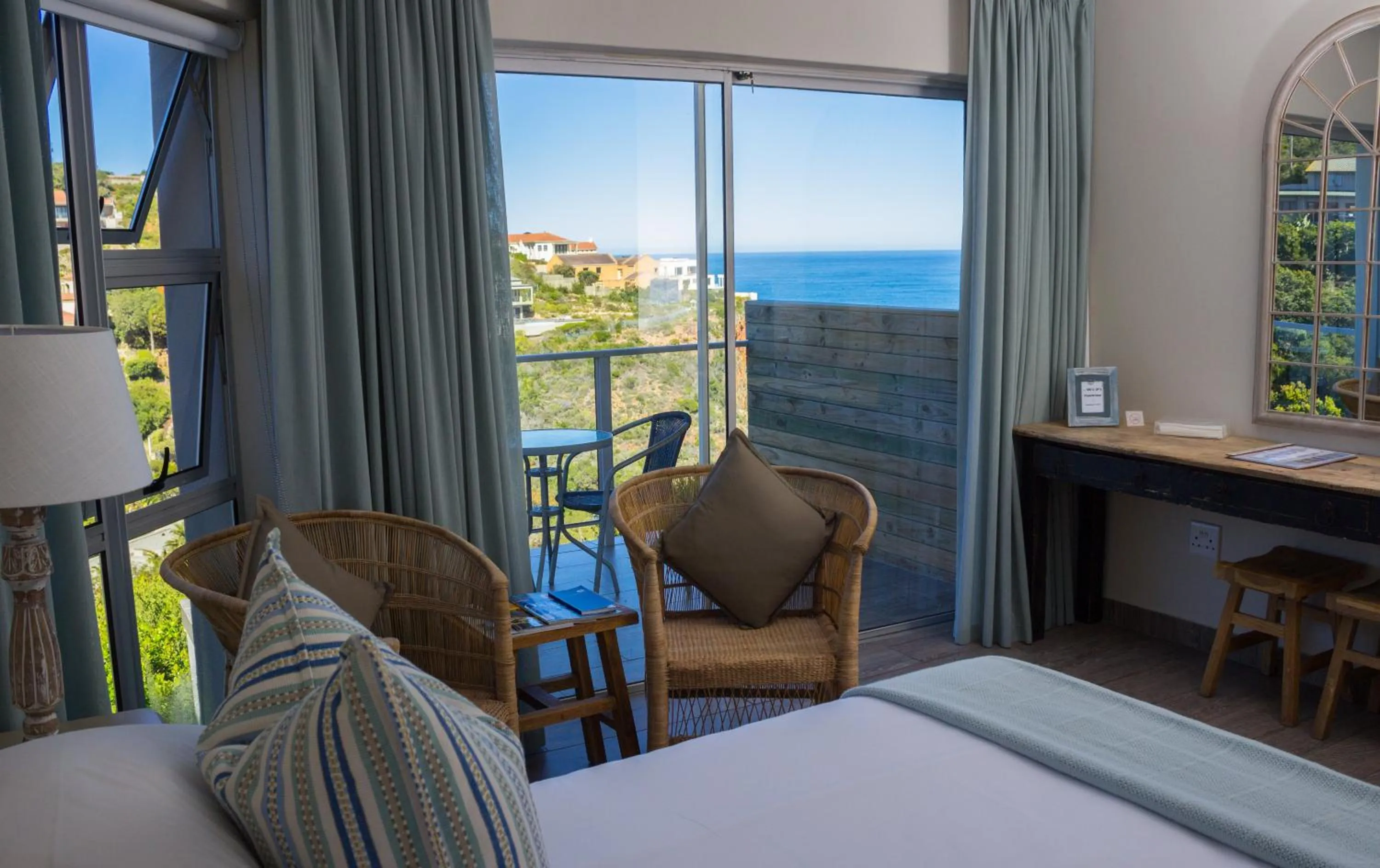 Double or Twin Room with Sea View - single occupancy - Pansy Shell Room  in Headlands House Guest Lodge