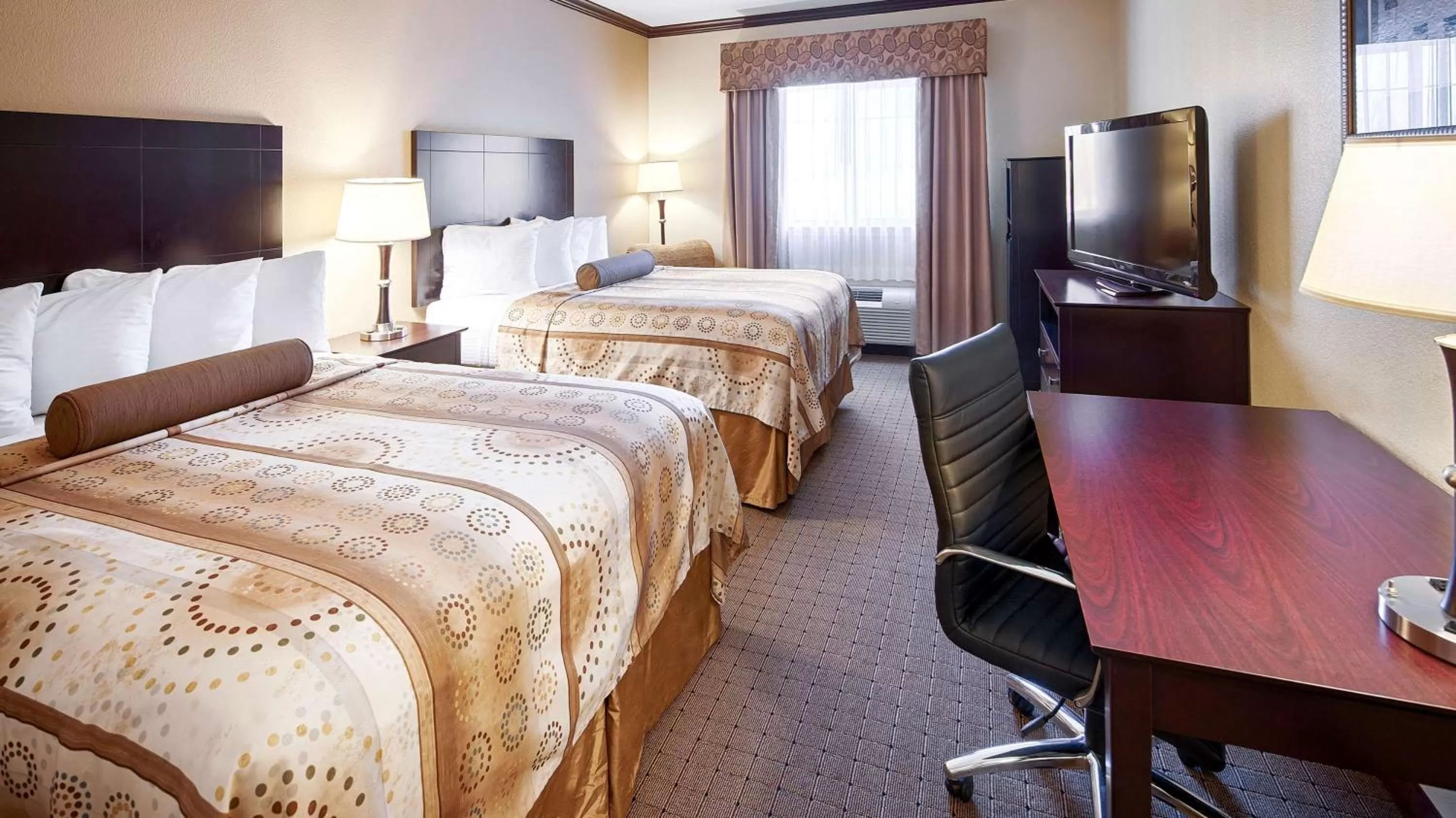 Queen Room with Two Queen Beds - Non-Smoking in Best Western Plus Royal Mountain Inn & Suites