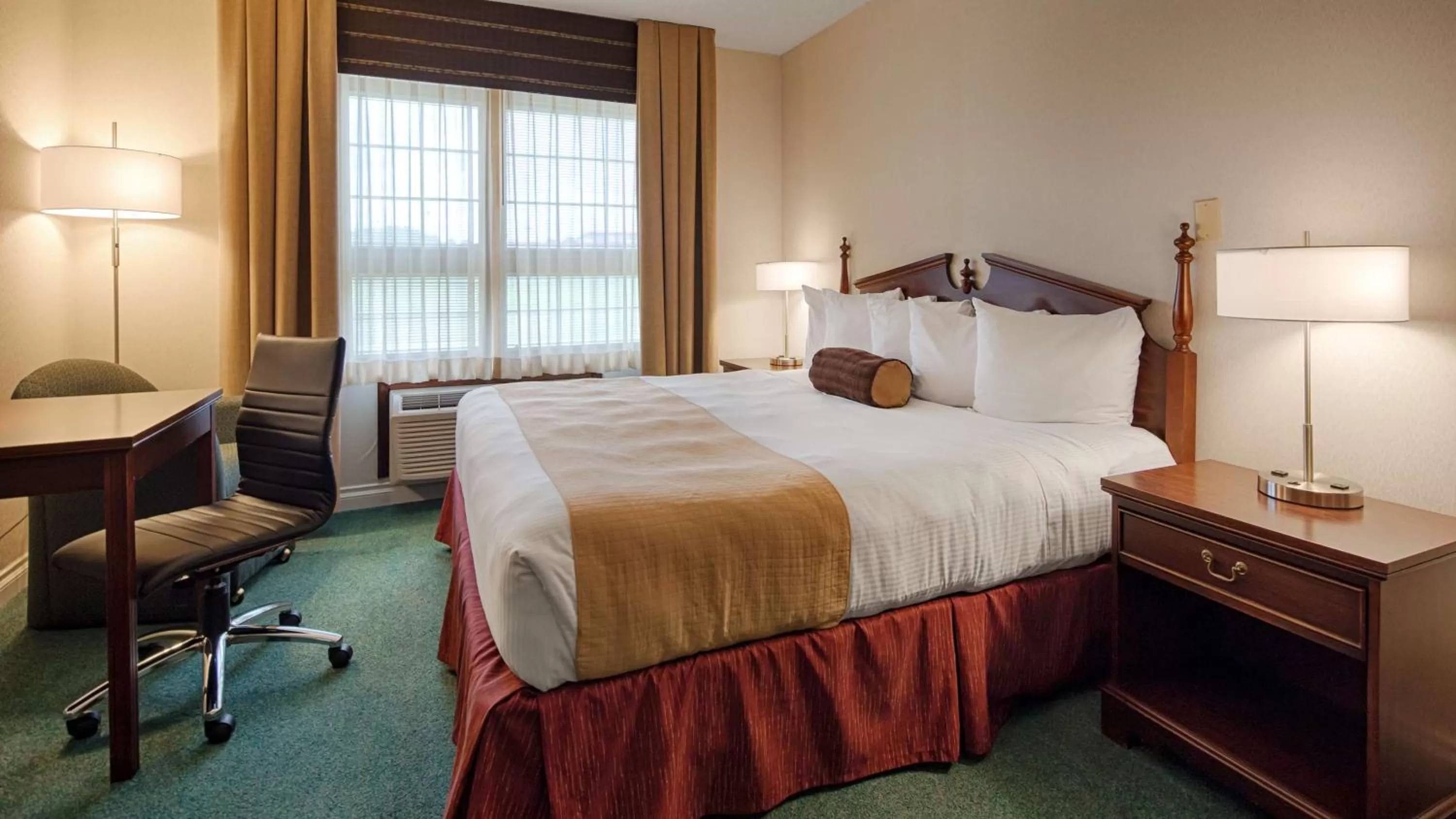 King Room with Roll In Shower - Disability Access/Non-smoking in Best Western Sault Ste. Marie