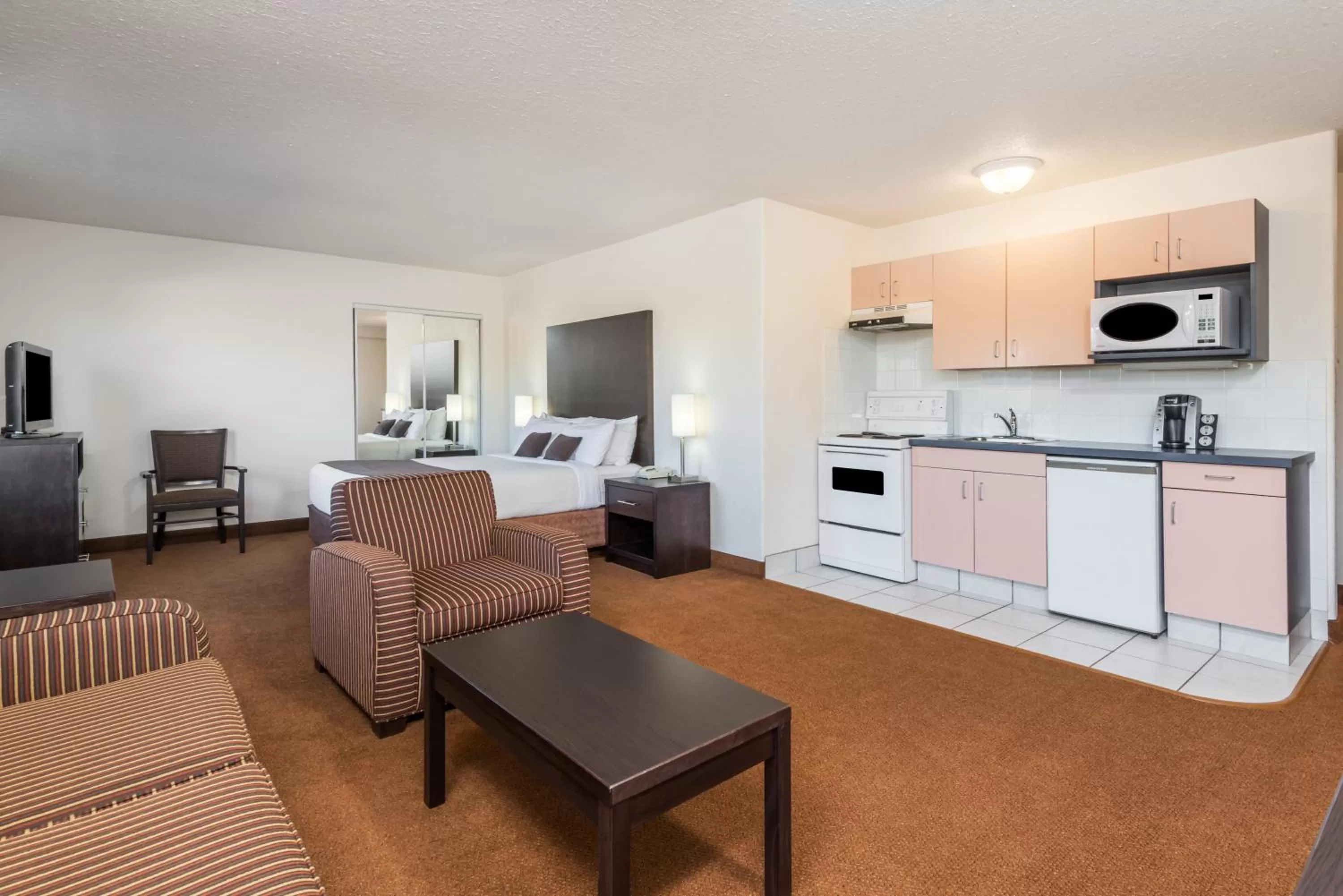 Queen Studio - Non-Smoking in Super 8 by Wyndham Vermilion AB