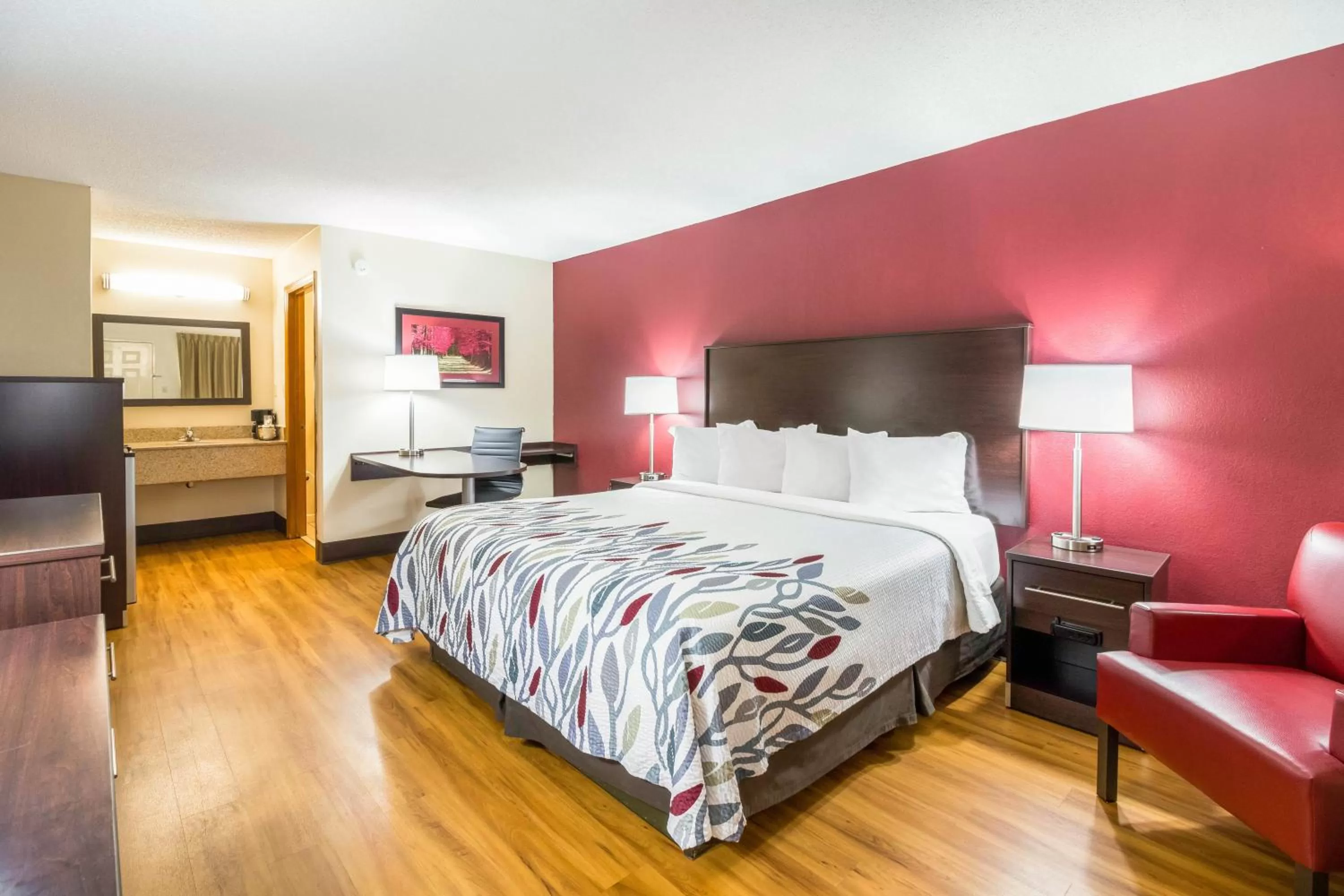 Deluxe King with Jetted Tub Non-Smoking in Red Roof Inn Clarksville