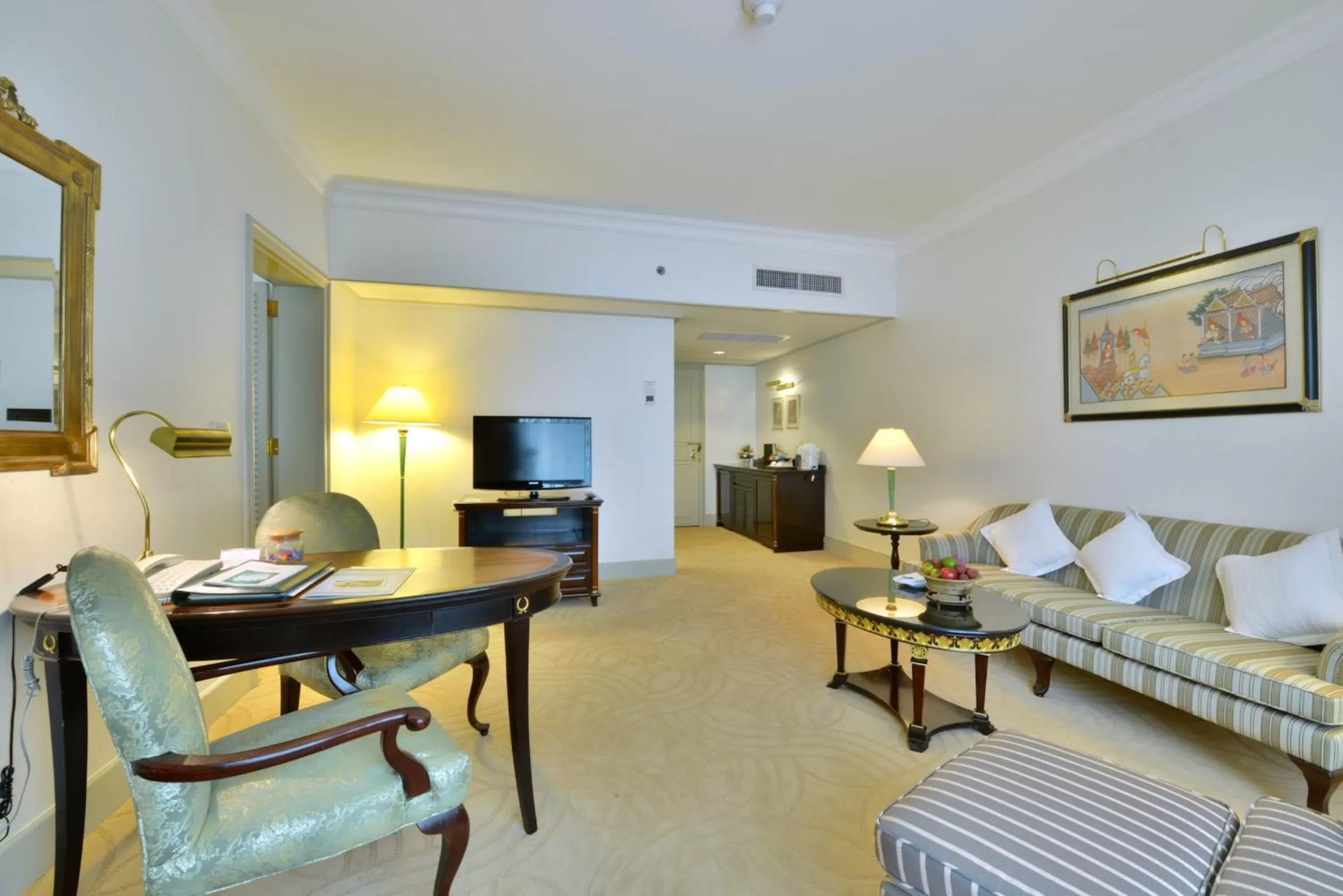 Deluxe Suite in Evergreen Laurel Hotel Bangkok