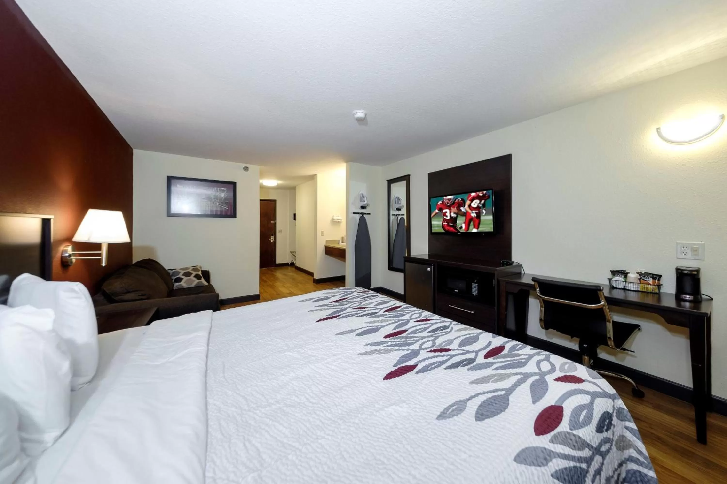 Superior King Room Smoke Free in Red Roof Inn Osage Beach - Lake of the Ozarks