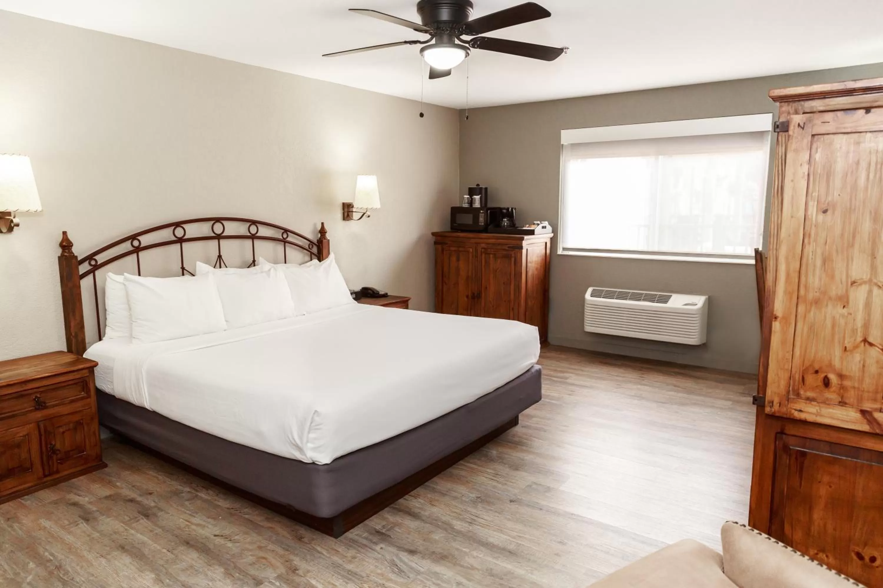 Deluxe King Suite in Aarchway Inn