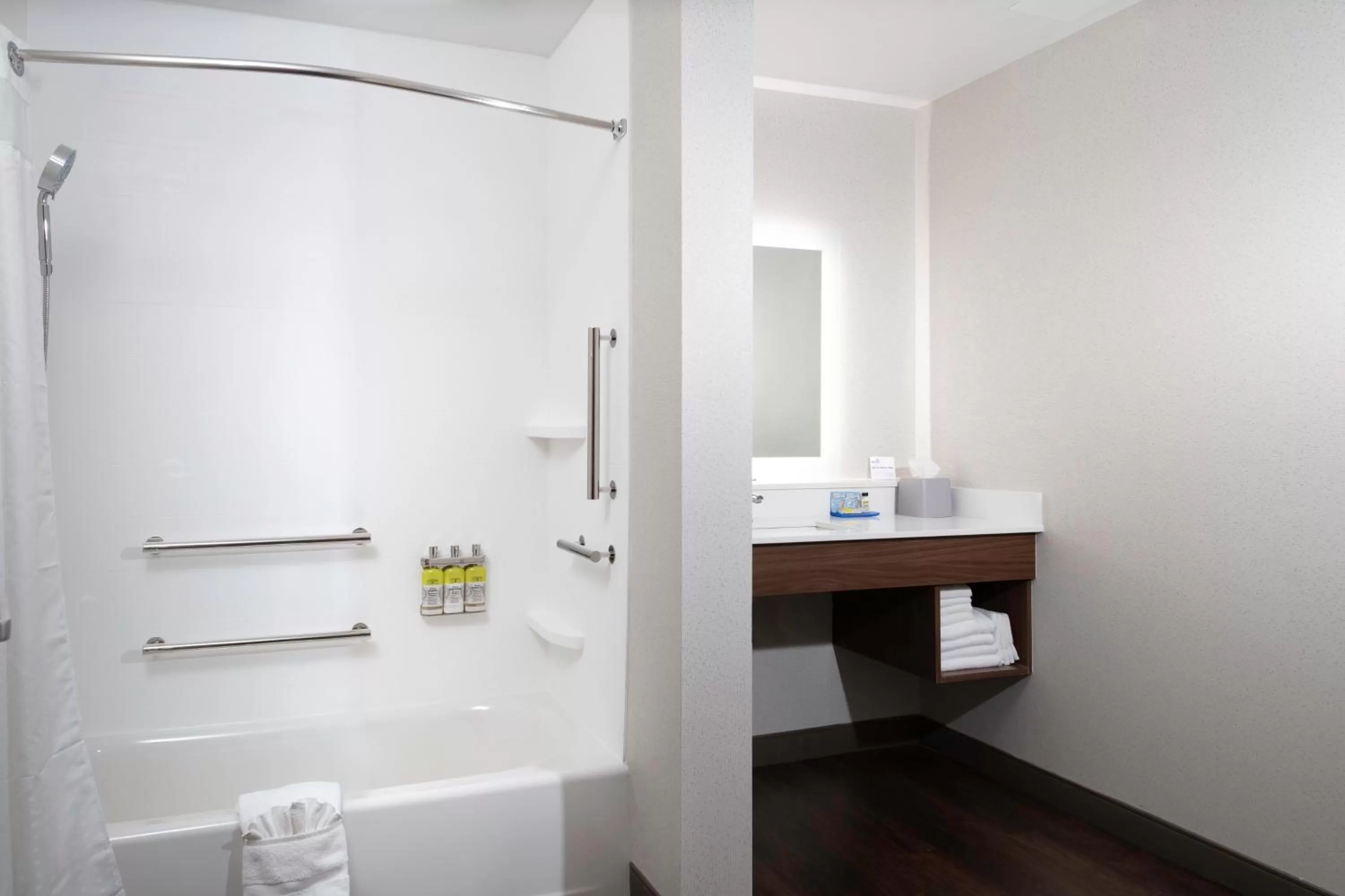 Standard Queen Room with Two Queen Beds and Mobility Accessible Tub in Holiday Inn Express & Suites - The Dalles by IHG