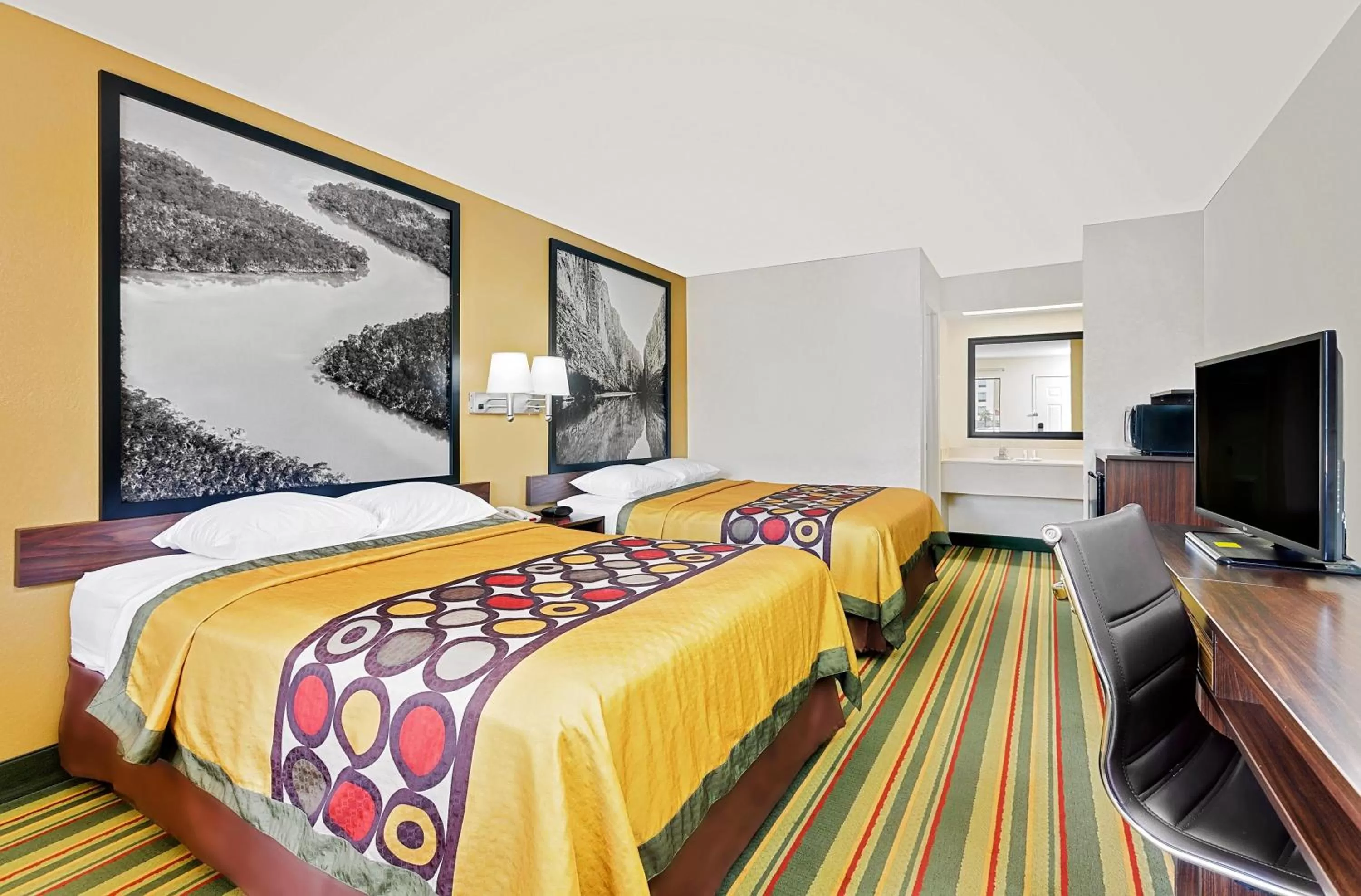 Queen Room with Two Queen Beds - Non-Smoking in Super 8 by Wyndham Byron/South Macon