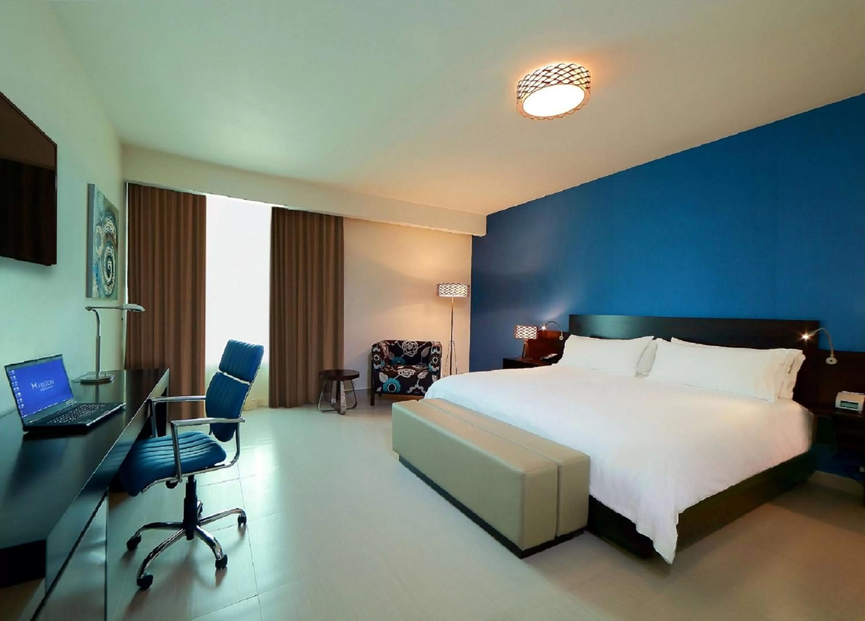King Room with Roll-In Shower - Disability Access in Hampton by Hilton Panama