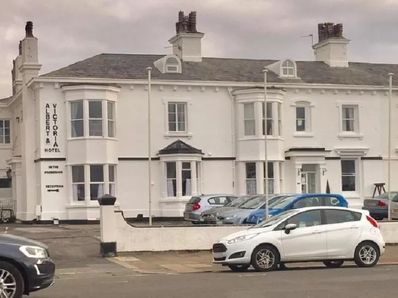 Triple Room with Private Bathroom in Albert & Victoria Hotel