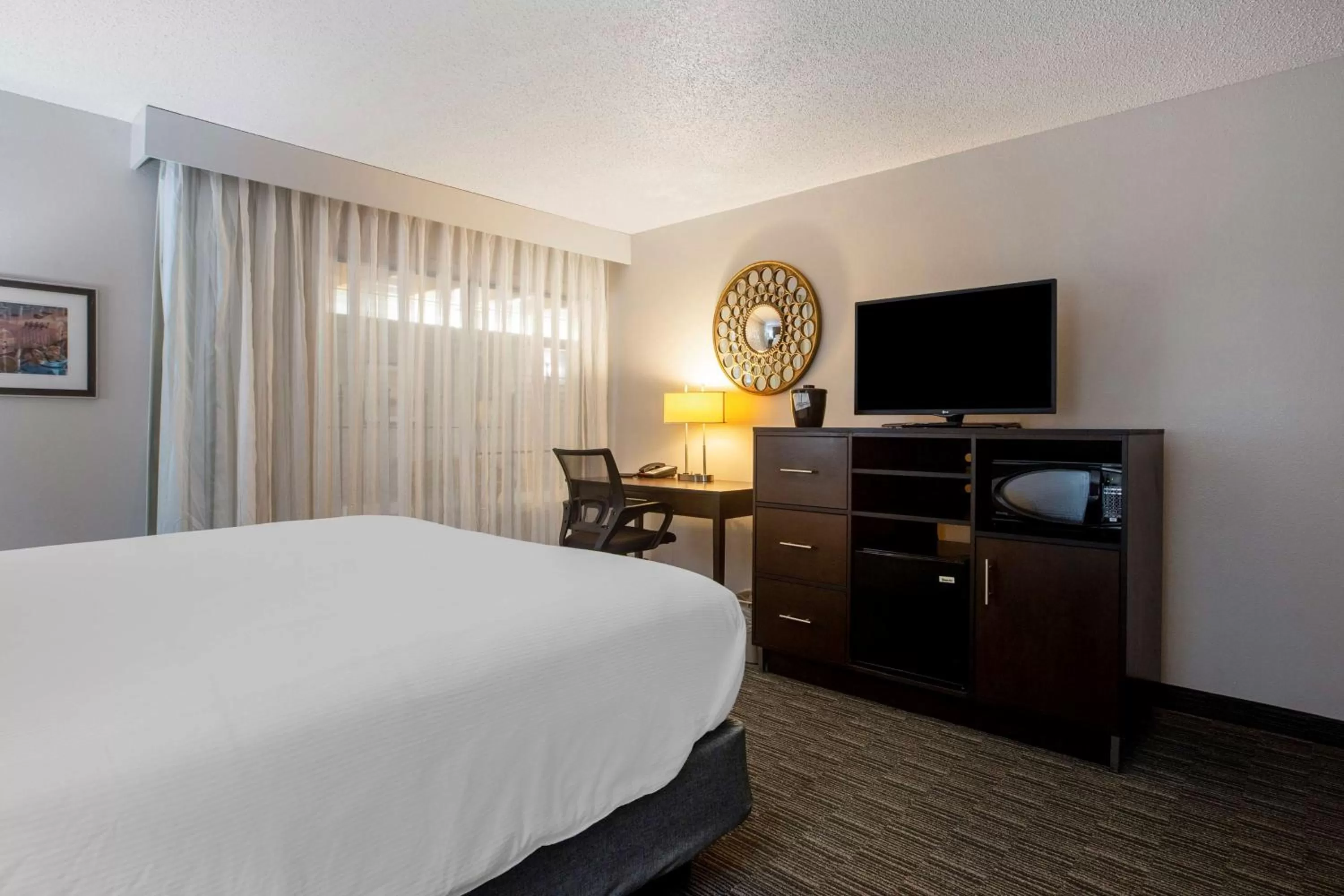 King Room - Poolside in Best Western Plus Como Park Hotel