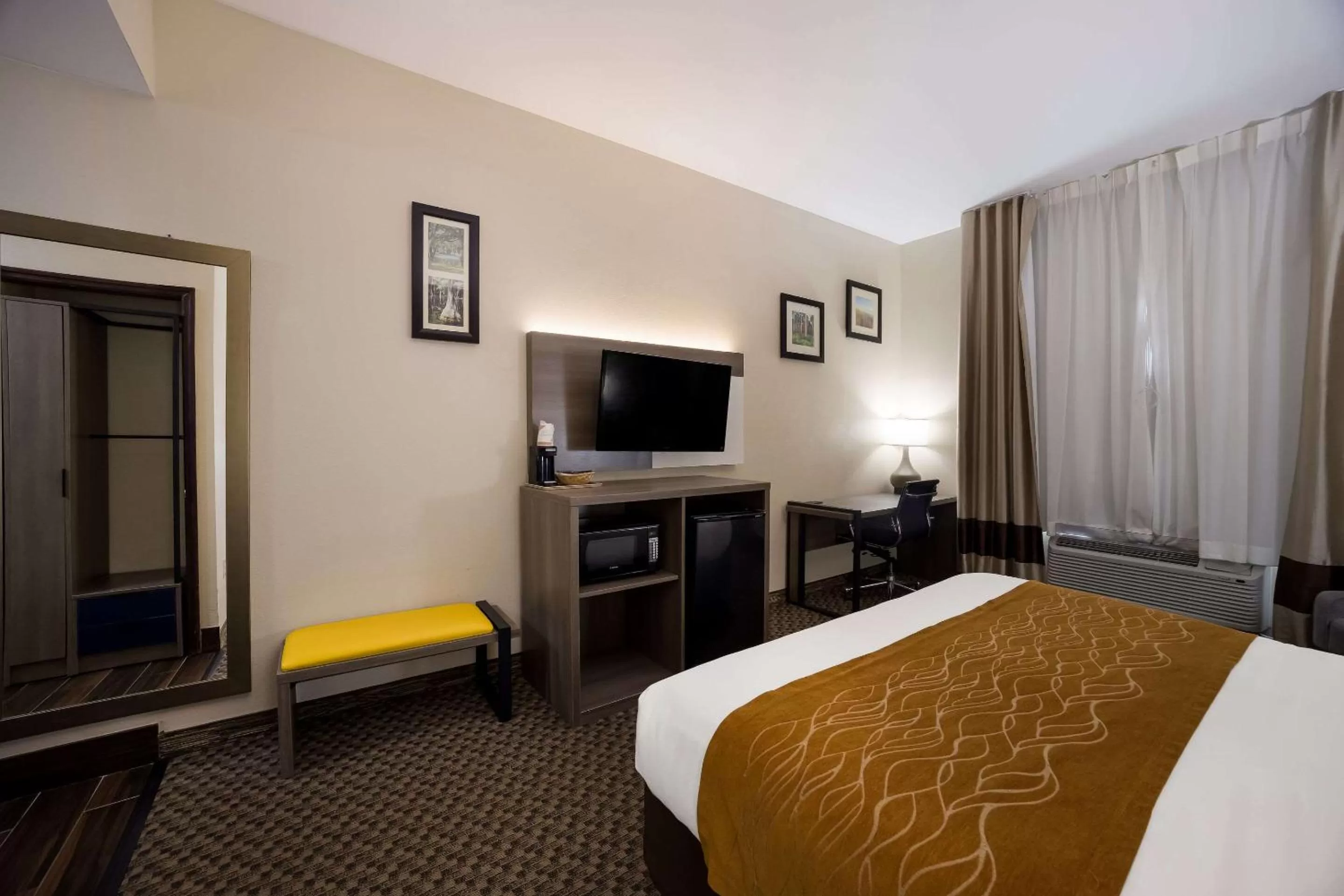 King Room - Accessible/Non-Smoking in Comfort Inn & Suites Midway - Tallahassee West