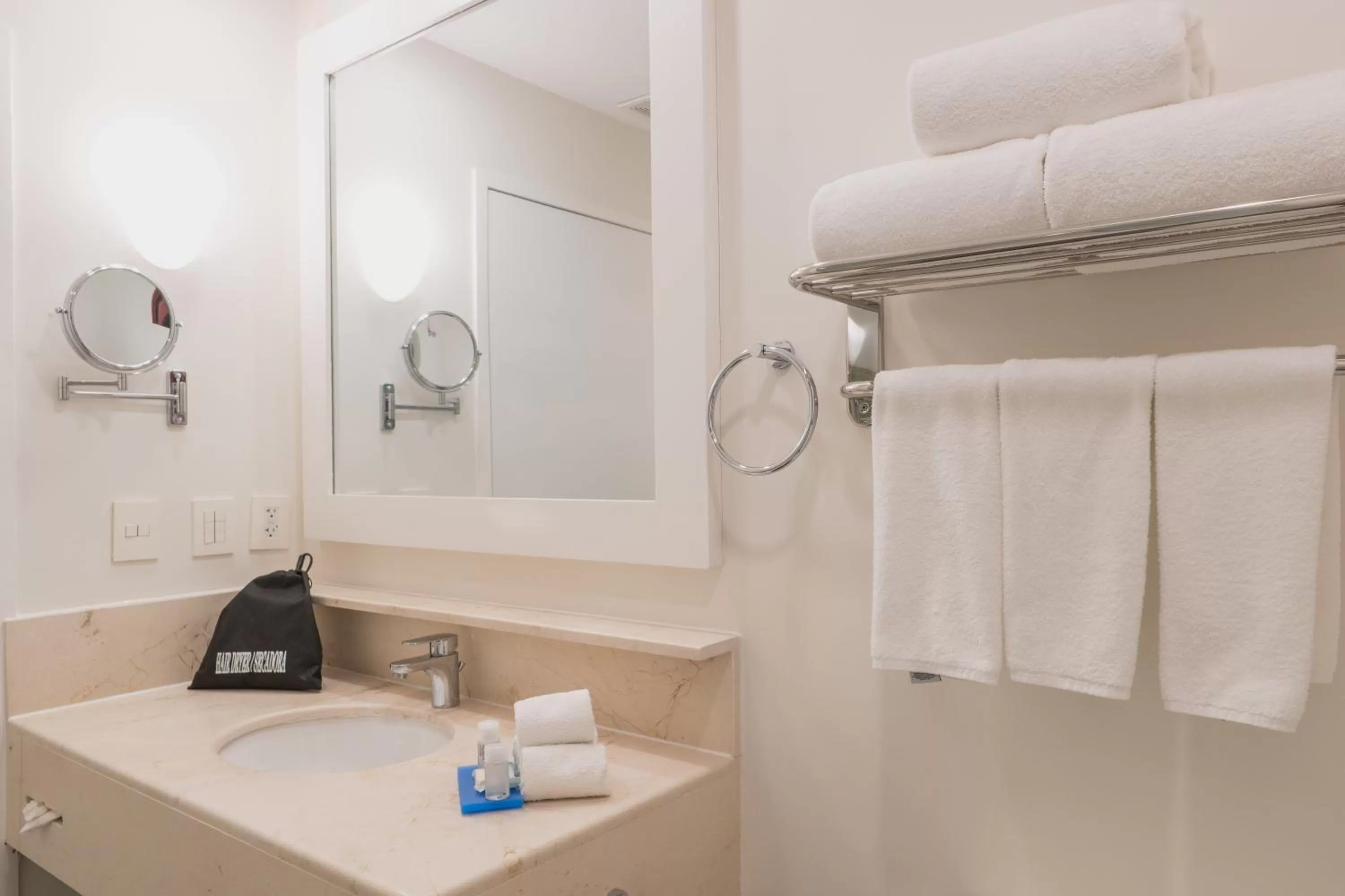 Standard Room with Two Queen Beds in Holiday Inn Express & Suites Silao Aeropuerto Terminal by IHG