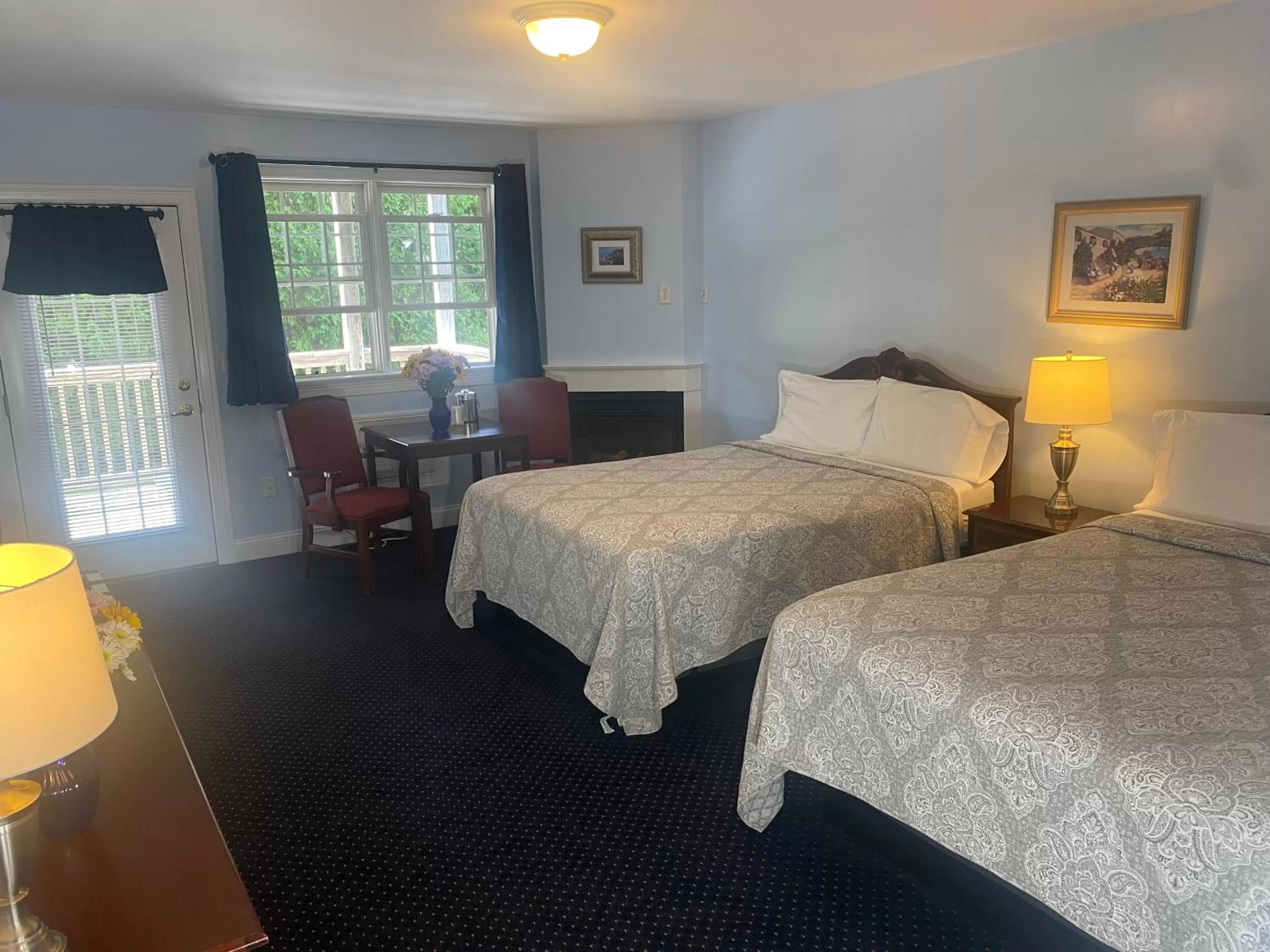 Deluxe Queen Room with Balcony in Taber Inn