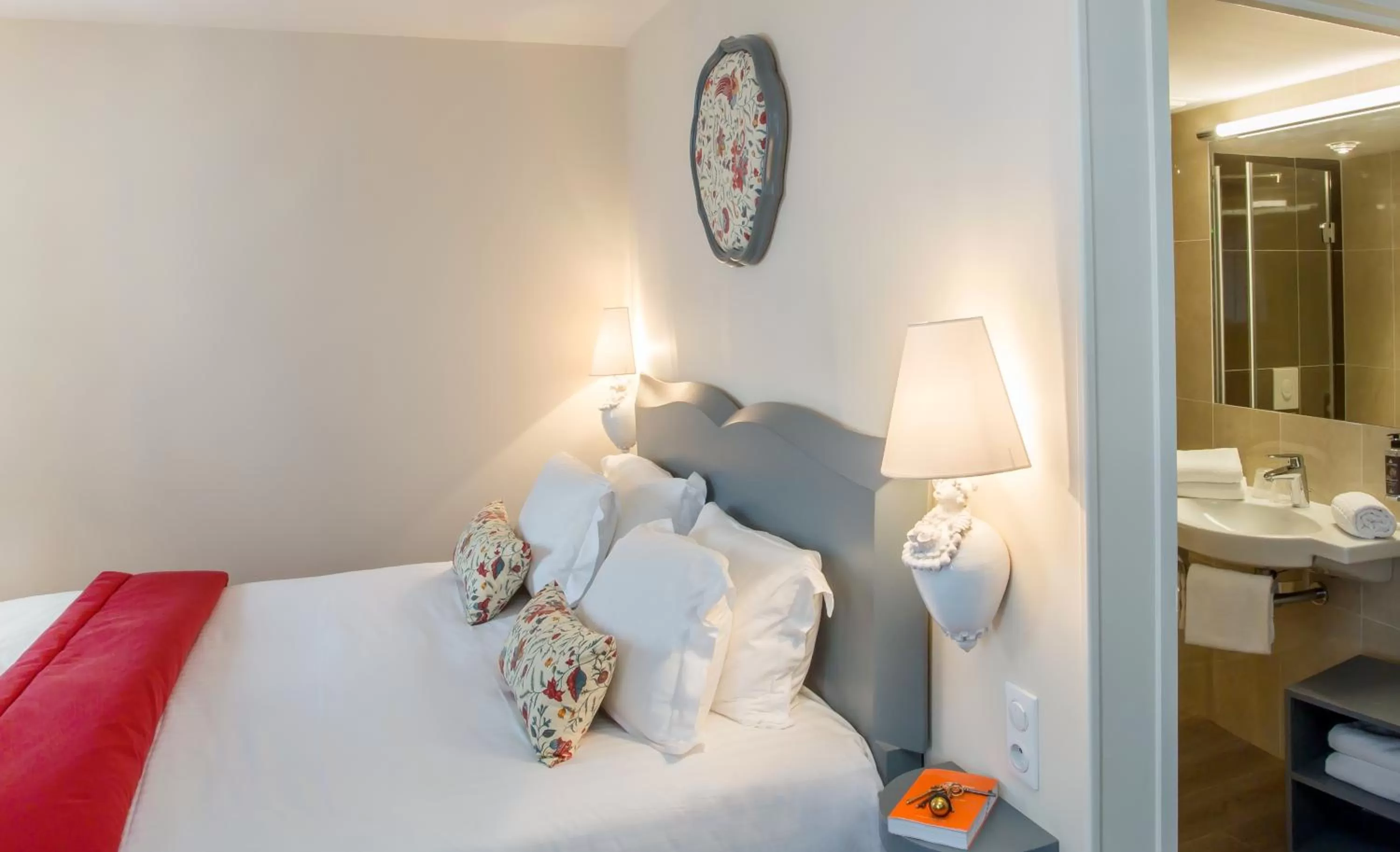 Deluxe Room in Relais des Trois Châteaux Hôtel-Restaurant - Teritoria