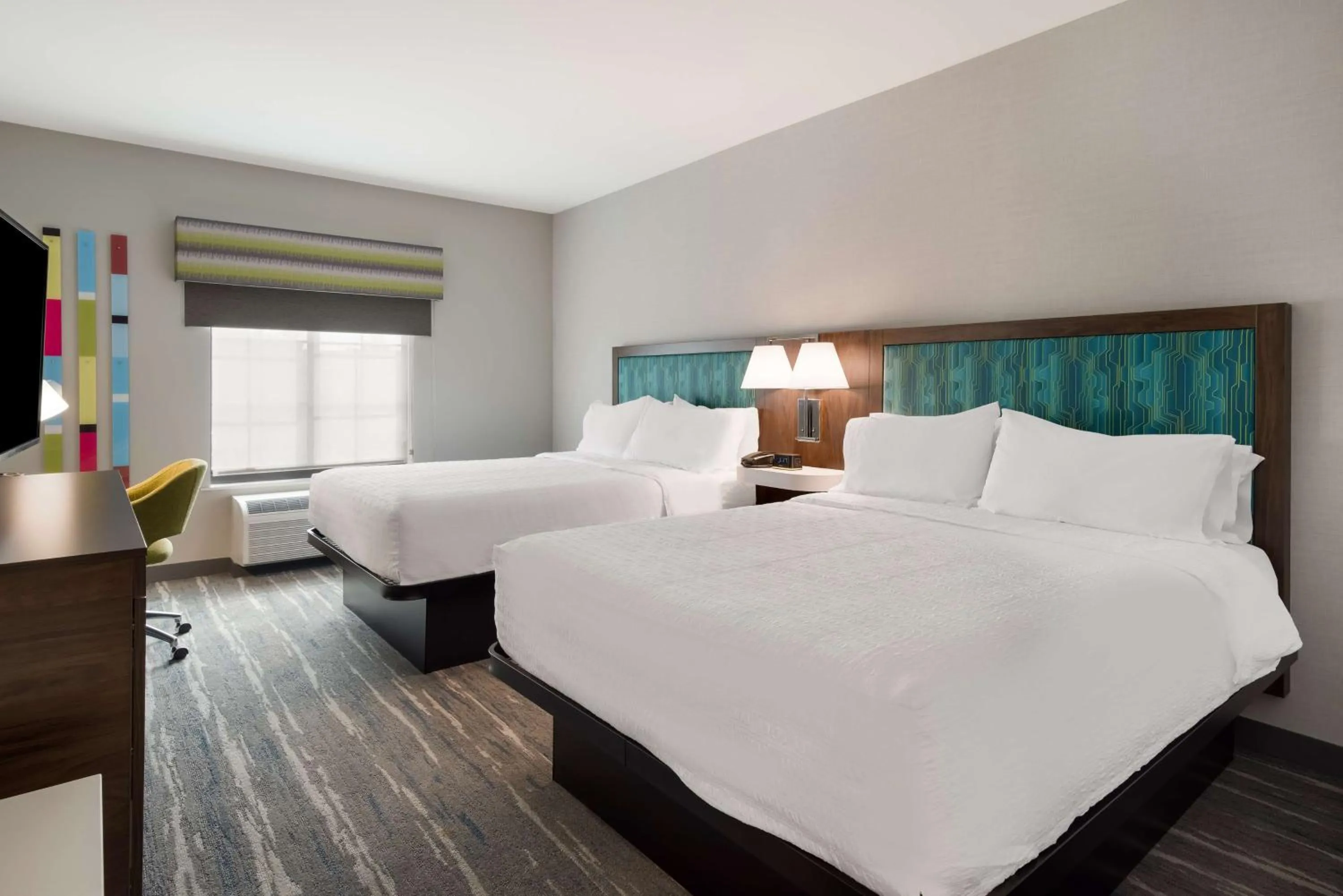 Queen Room with Two Queen Beds and Bath Tub - Mobility Access in Hampton Inn Concord