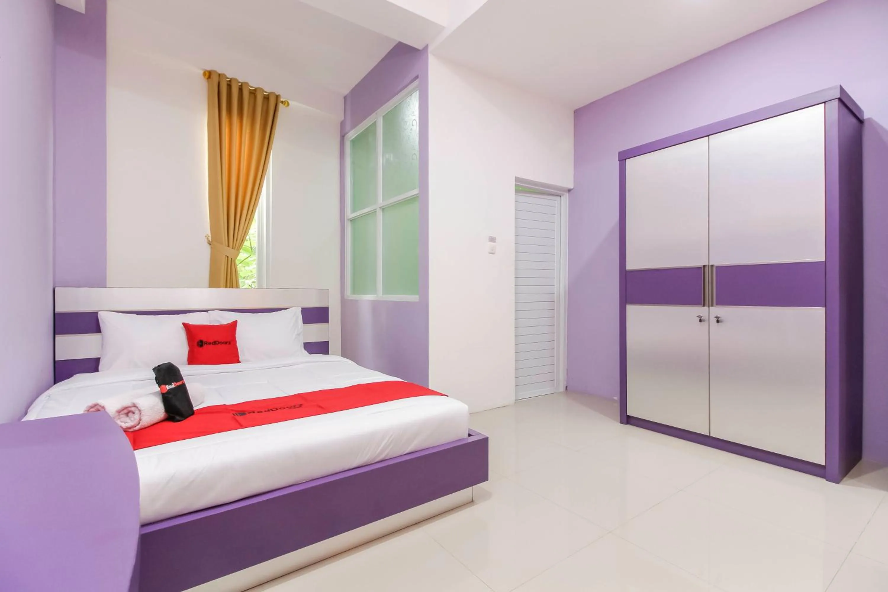 Deluxe Double Room in RedDoorz Plus near Stasiun Bekasi