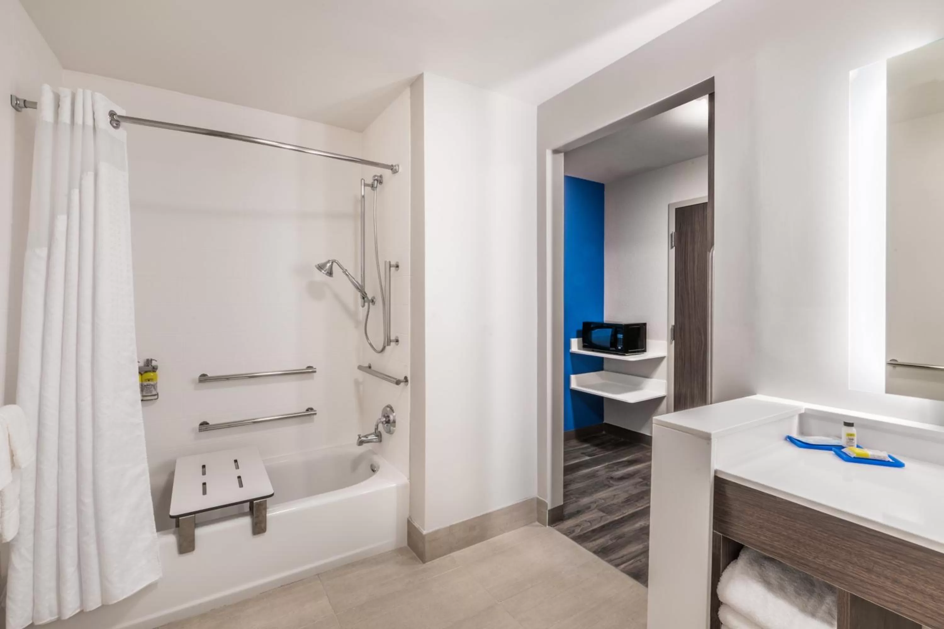 Standard King Room - Communications Accessible in Holiday Inn Express & Suites Lake Havasu - London Bridge by IHG