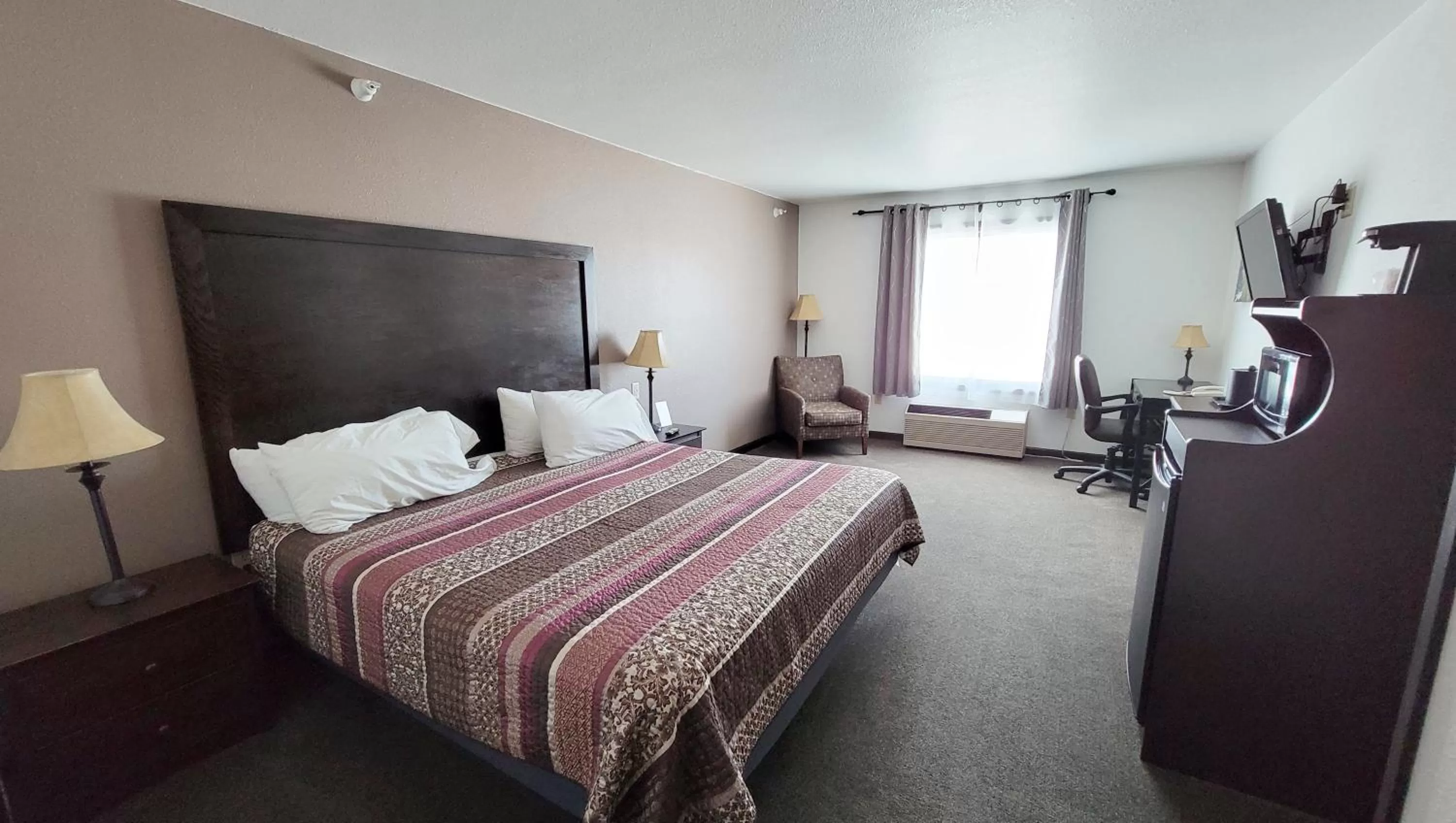 Standard King Room - Not Pet Friendly in Jasper Ridge Inn Ishpeming