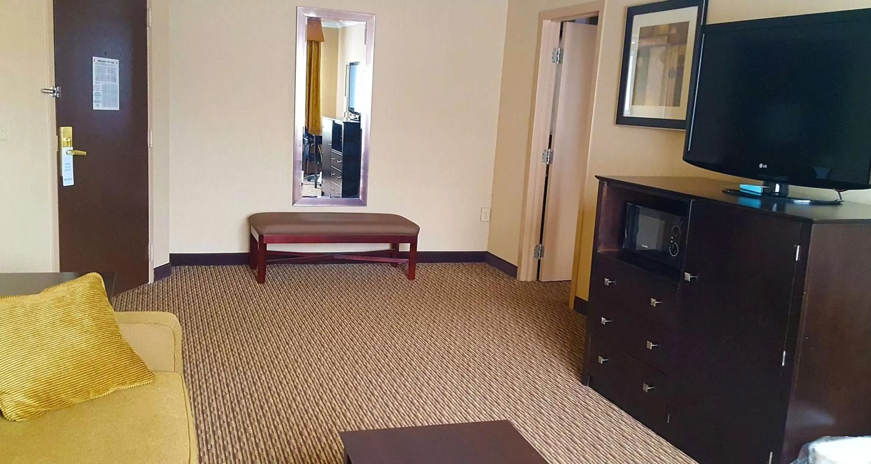 Queen Suite - Disability Access in Best Western Watertown/Fort Drum