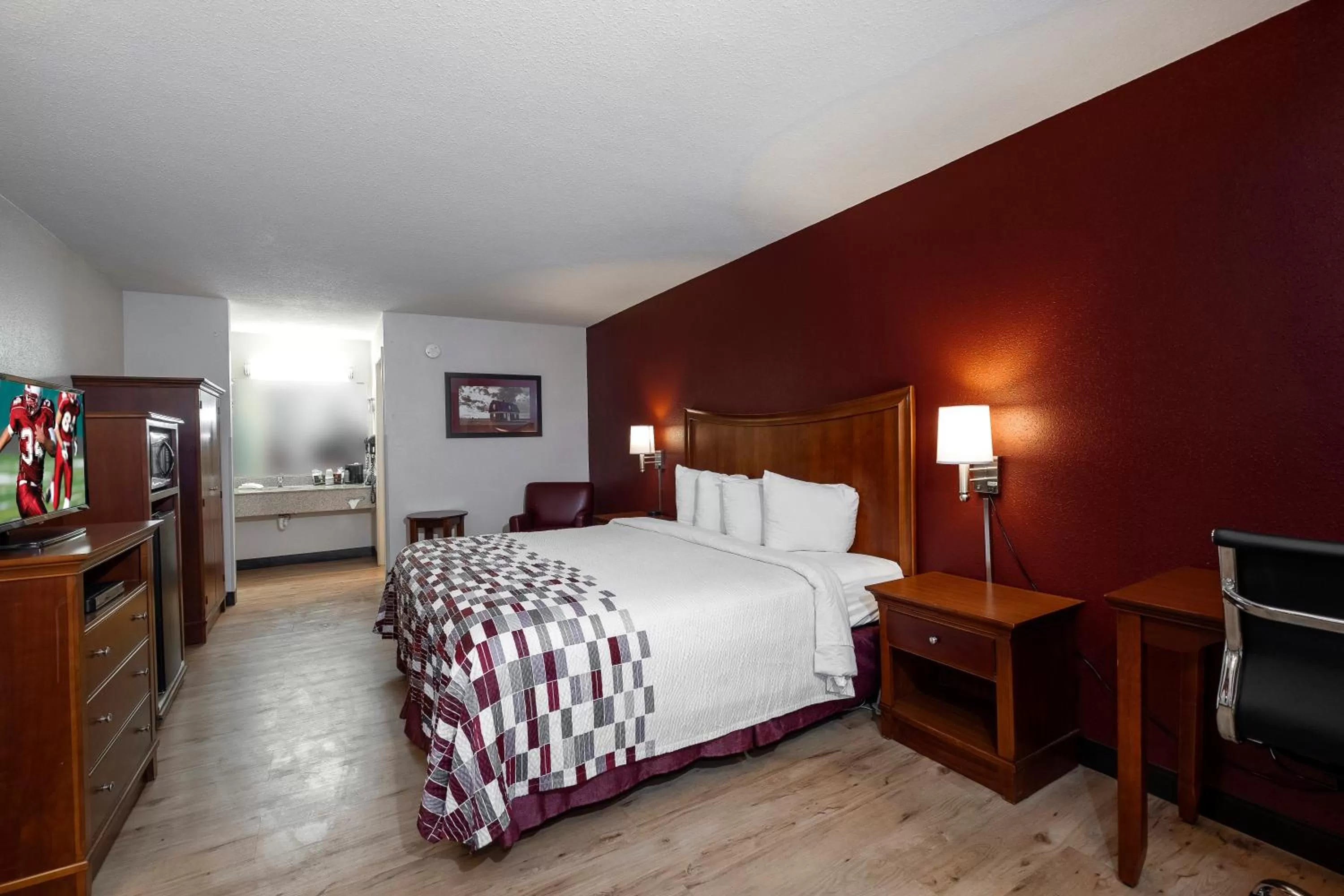 Superior King Room First Floor Non-Smoking in Red Roof Inn Dothan
