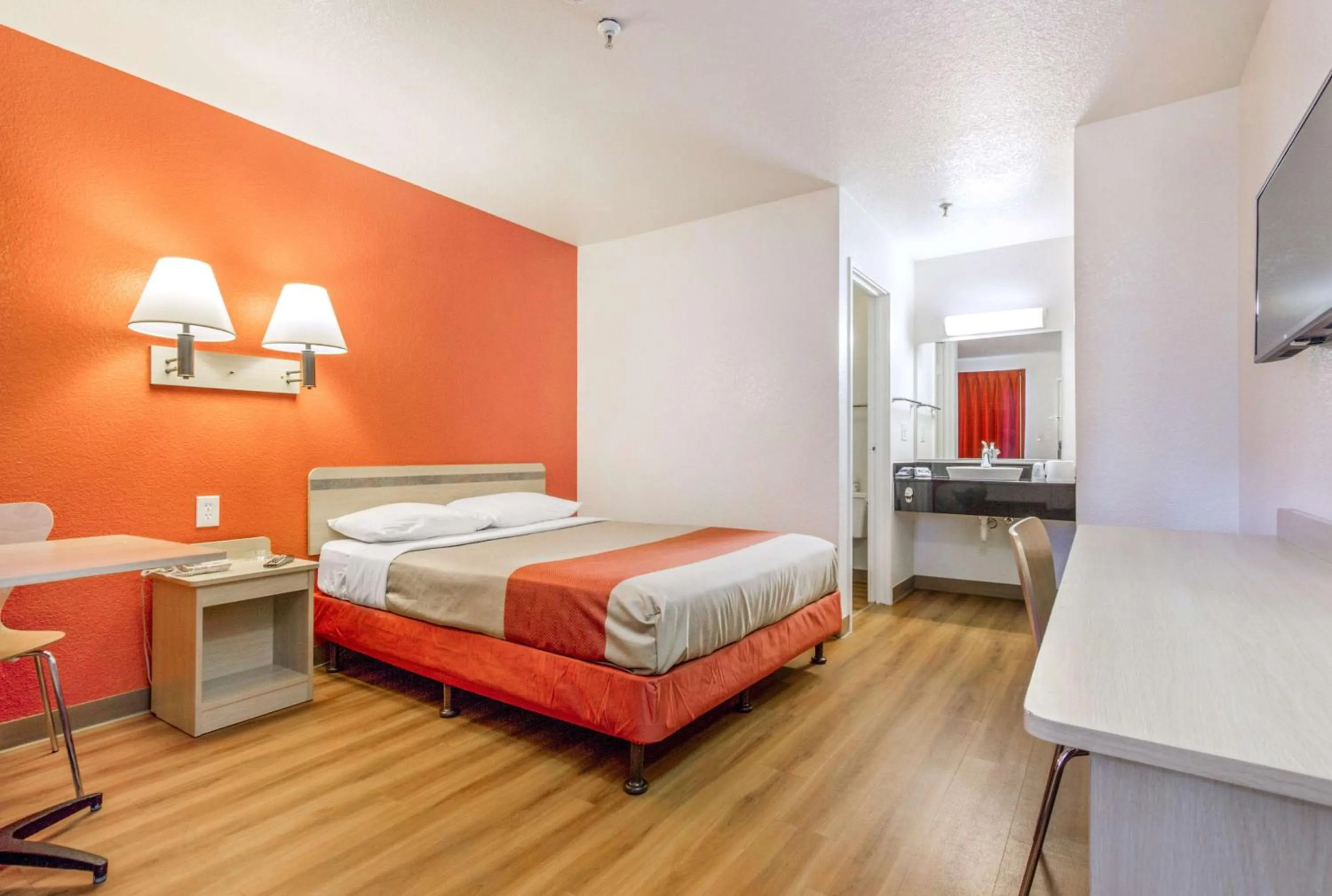 Deluxe Queen Room in Motel 6-Phoenix, AZ - West