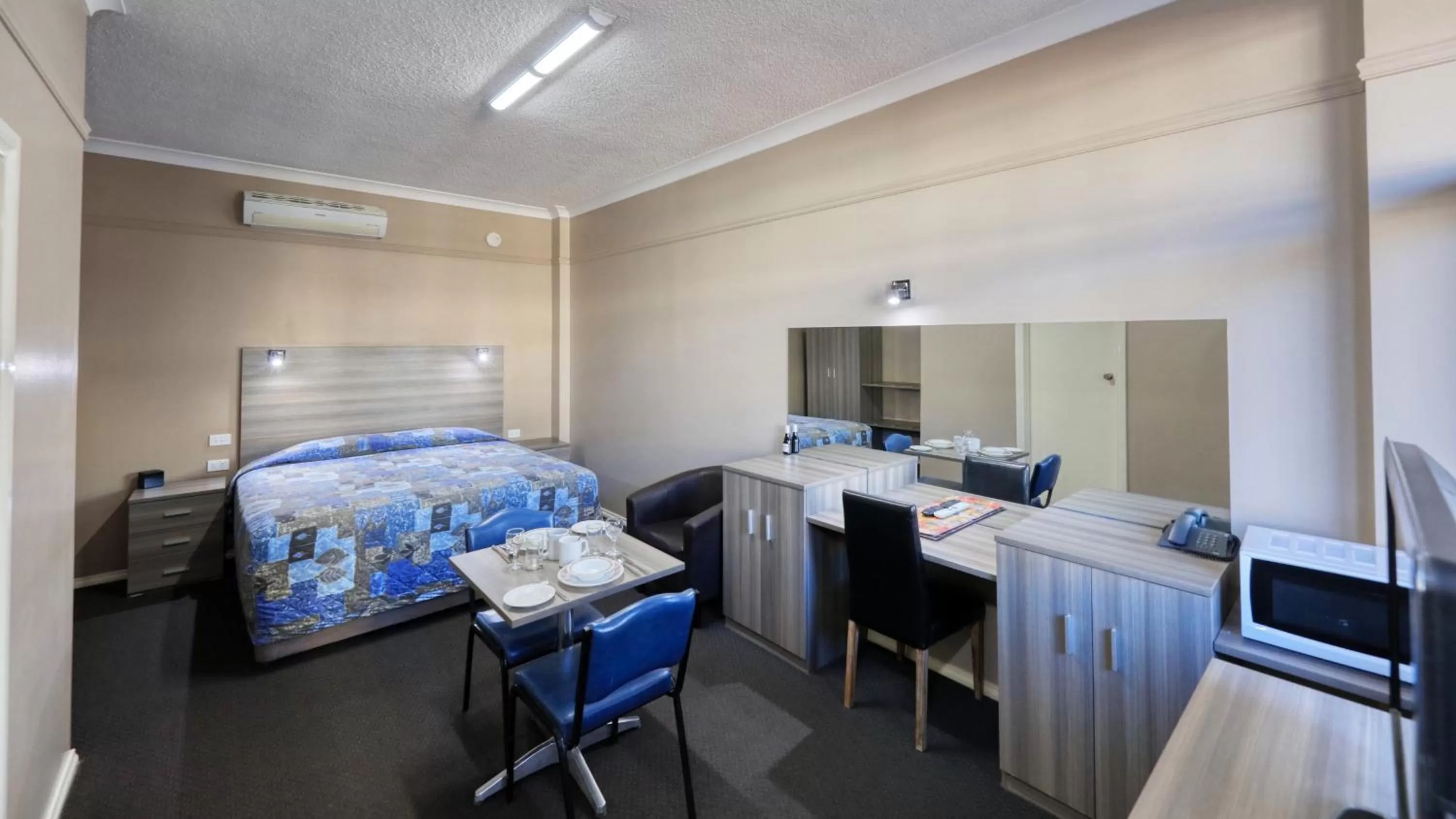 Queen Room  in Comfort Inn Crystal Broken Hill