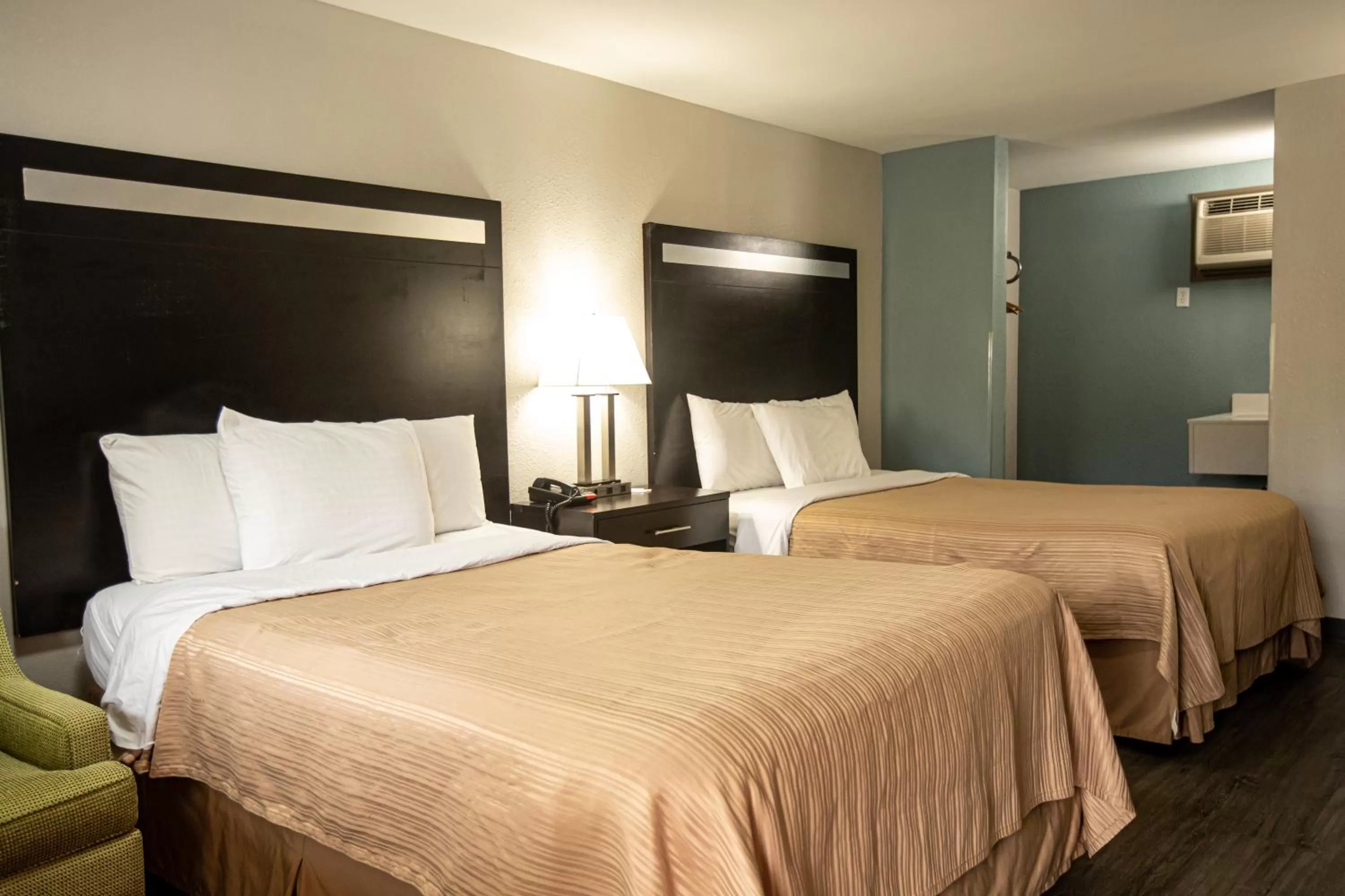 Double Room with Two Double Beds - Smoking in Knights Inn Mount Airy