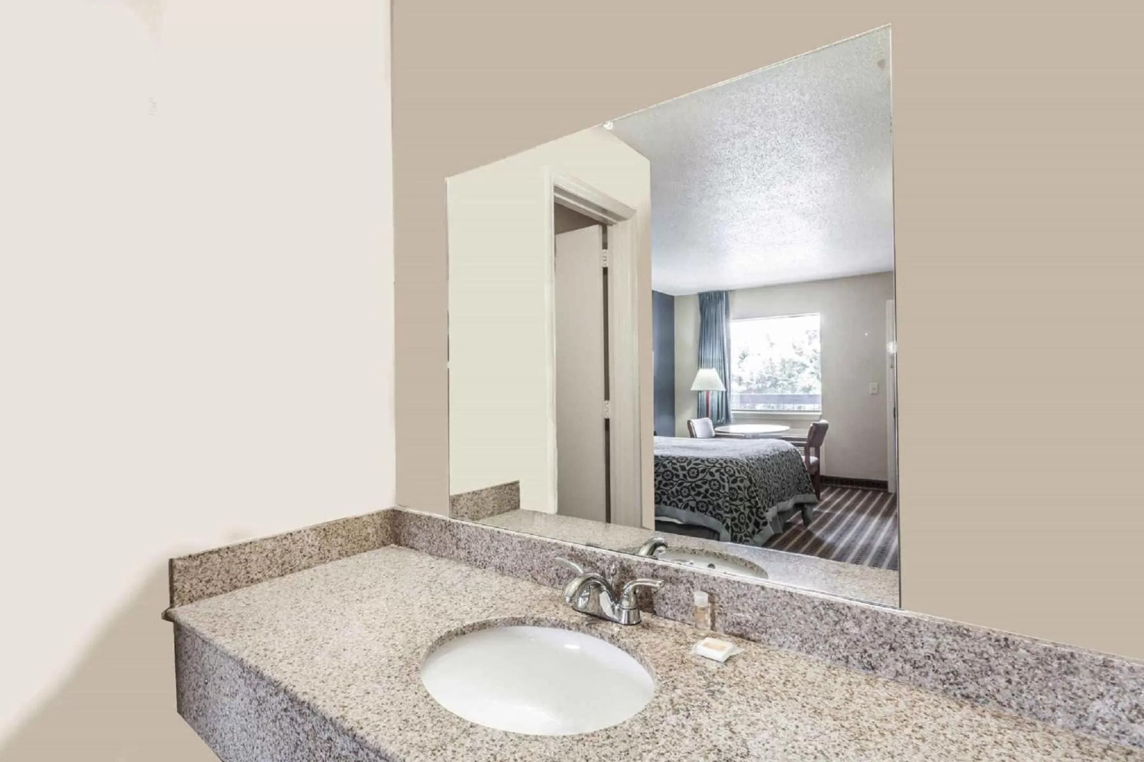 King Room with Bath Tub - Mobility Accessible/Non-Smoking in Days Inn by Wyndham Nashville N Opryland/Grand Ole Opry