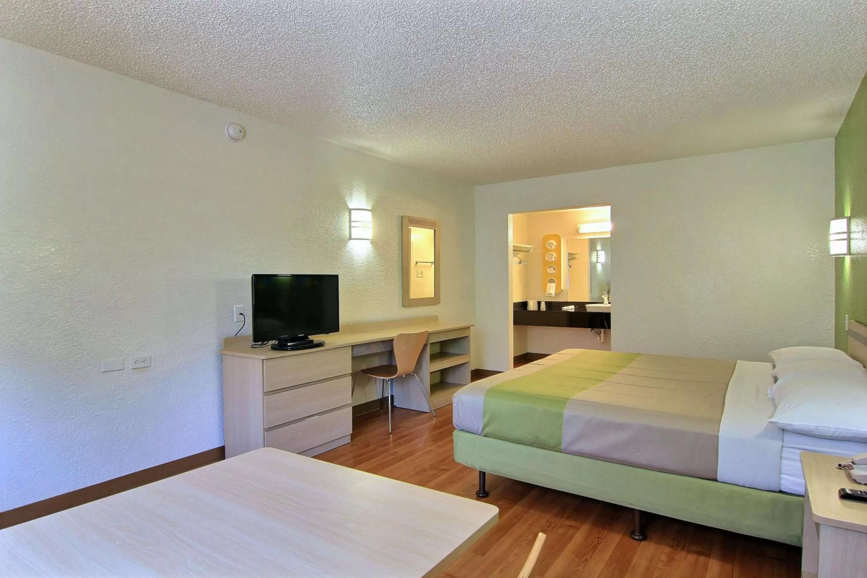 King Room - single occupancy in Motel 6 Austin, TX - Central Downtown UT