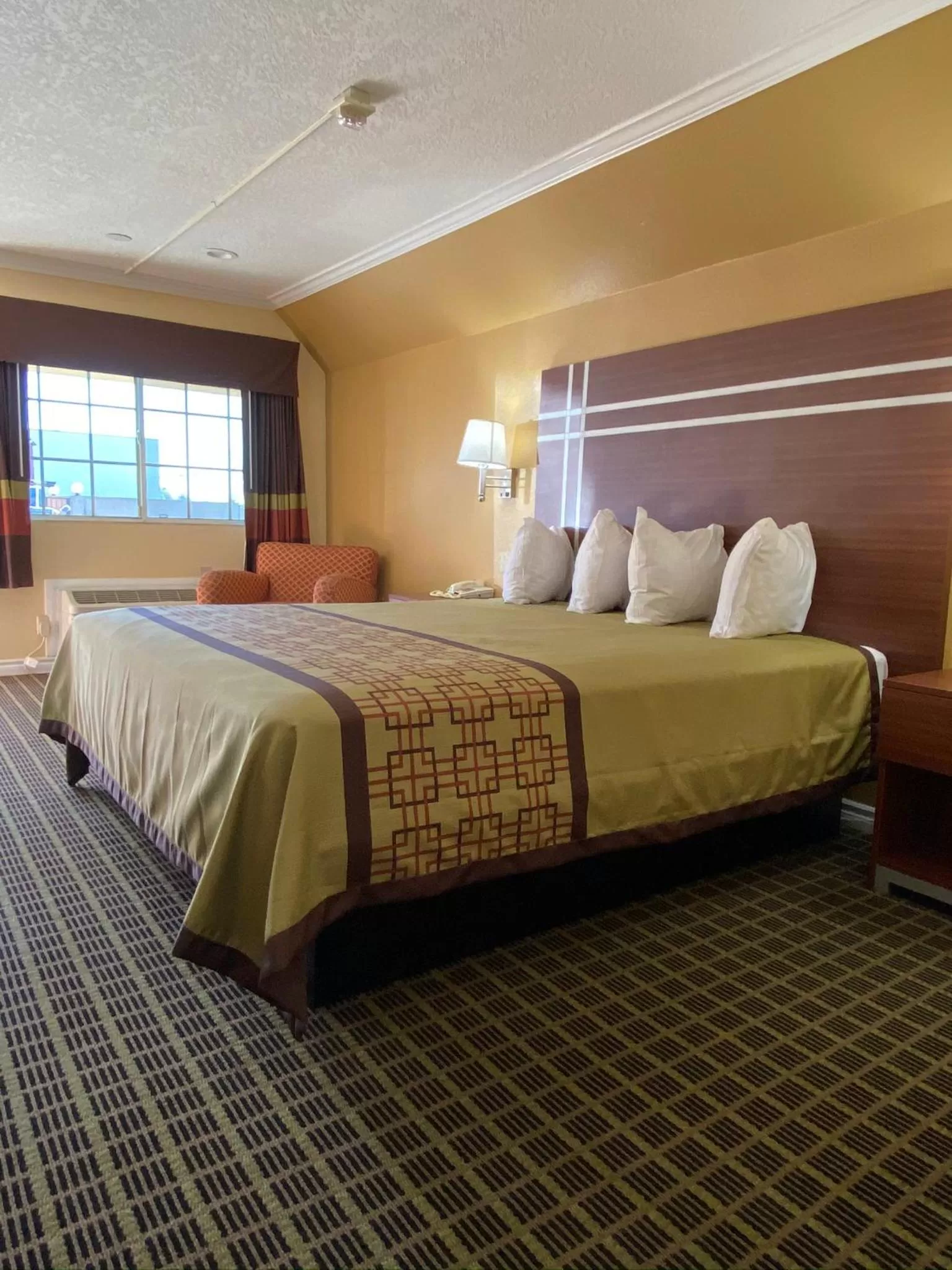 King Room - Disability Access in Americas Best Value Inn - Azusa/Pasadena