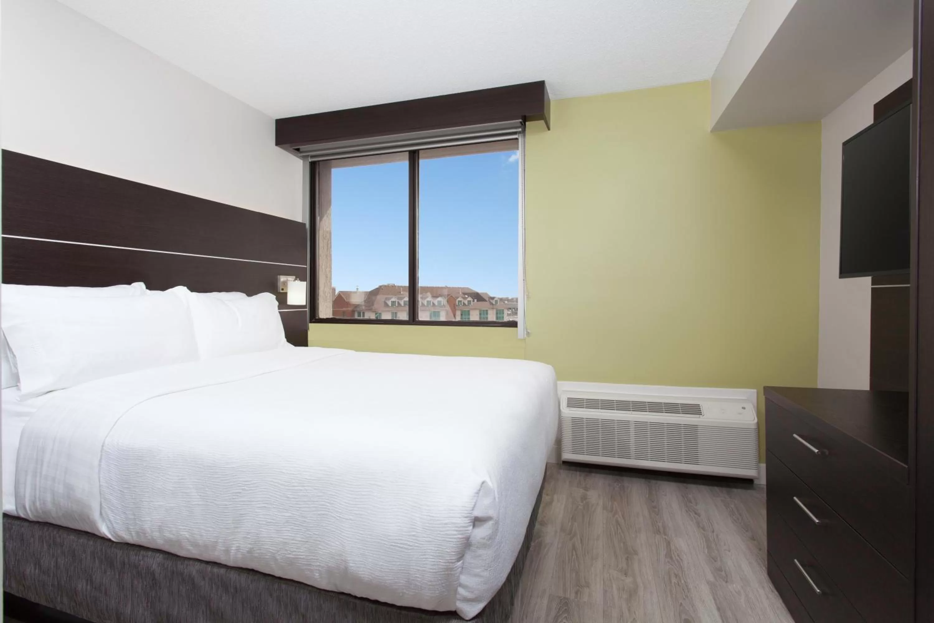 Standard Queen Room with Sofa Bed - Non-Smoking in Holiday Inn Express & Suites Mississauga-Toronto Southwest by IHG