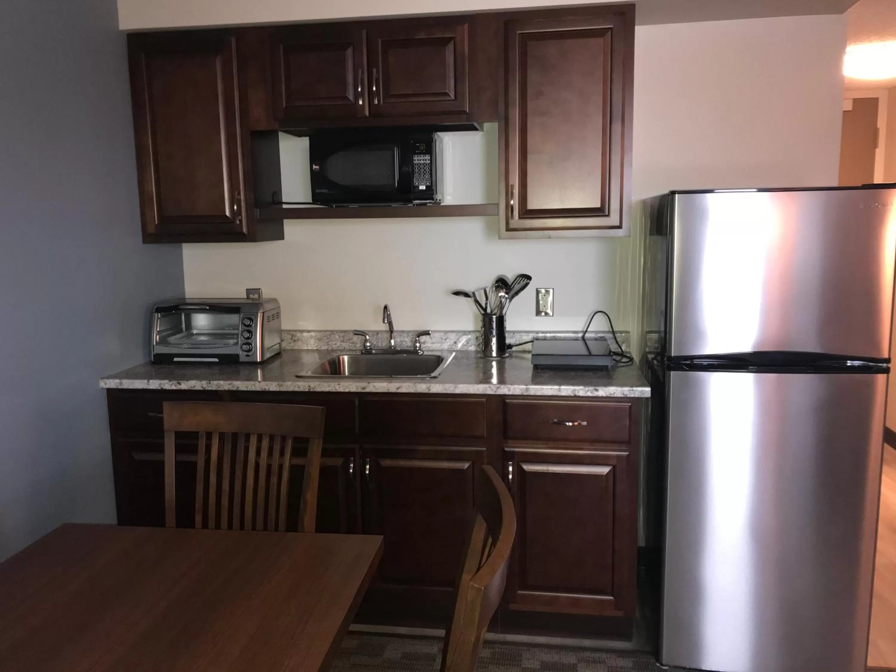 One-Bedroom Queen Suite - Non-Smoking in Travelodge by Wyndham Sydney