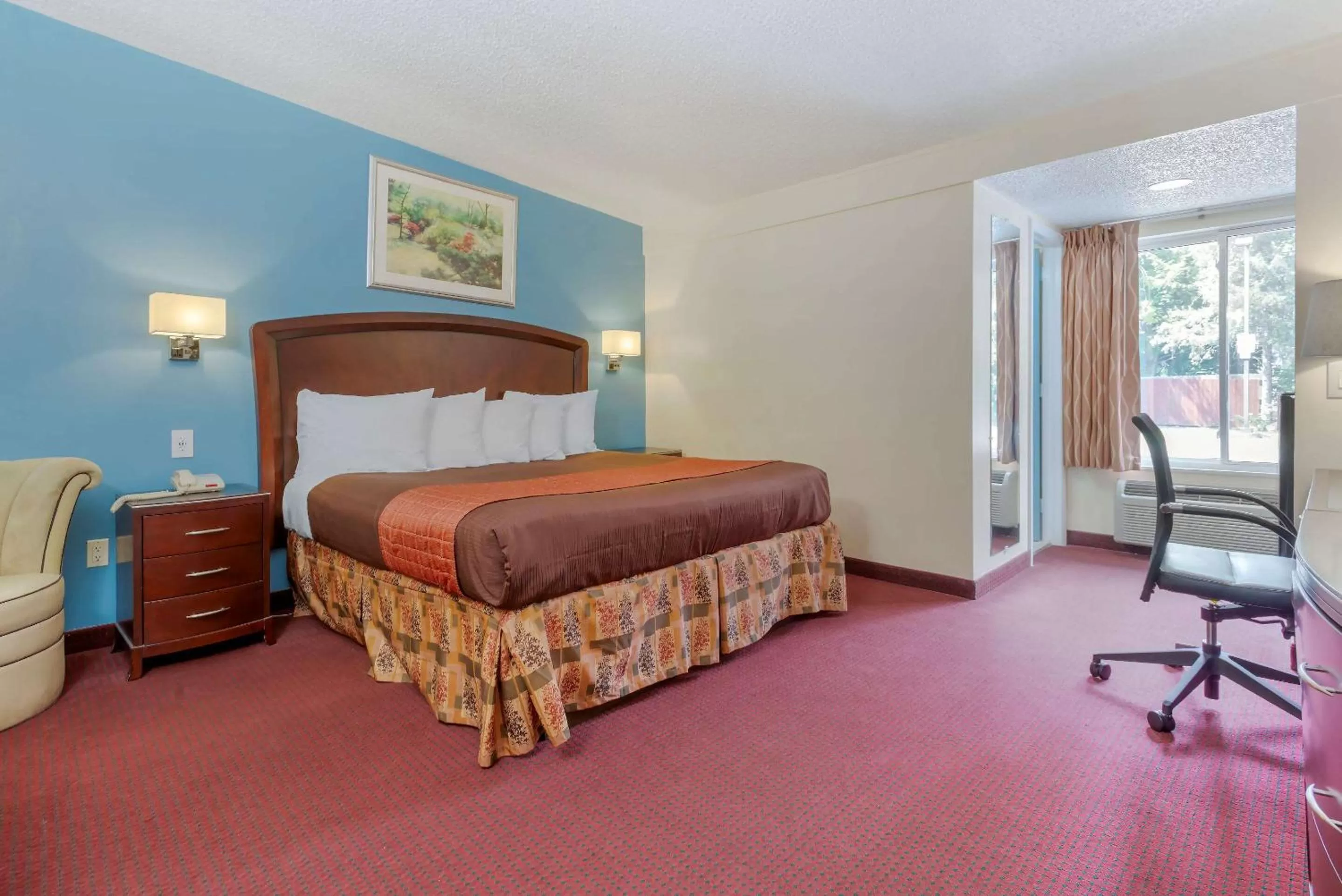 King Room - Non-Smoking in Rodeway Inn & Suites New Paltz - Hudson Valley