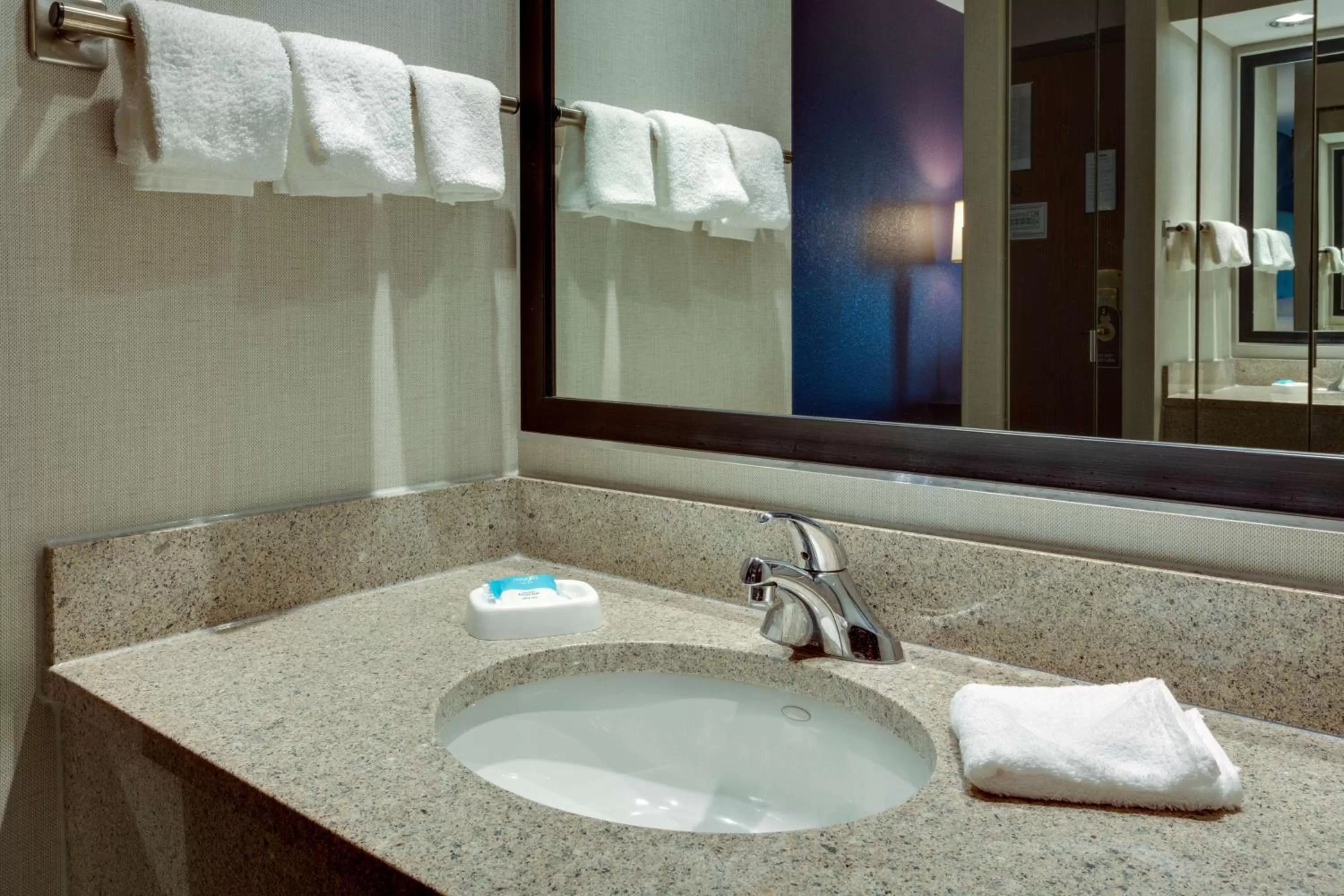 Superior King Room - Accessible, Tub in Drury Inn & Suites Hayti Caruthersville