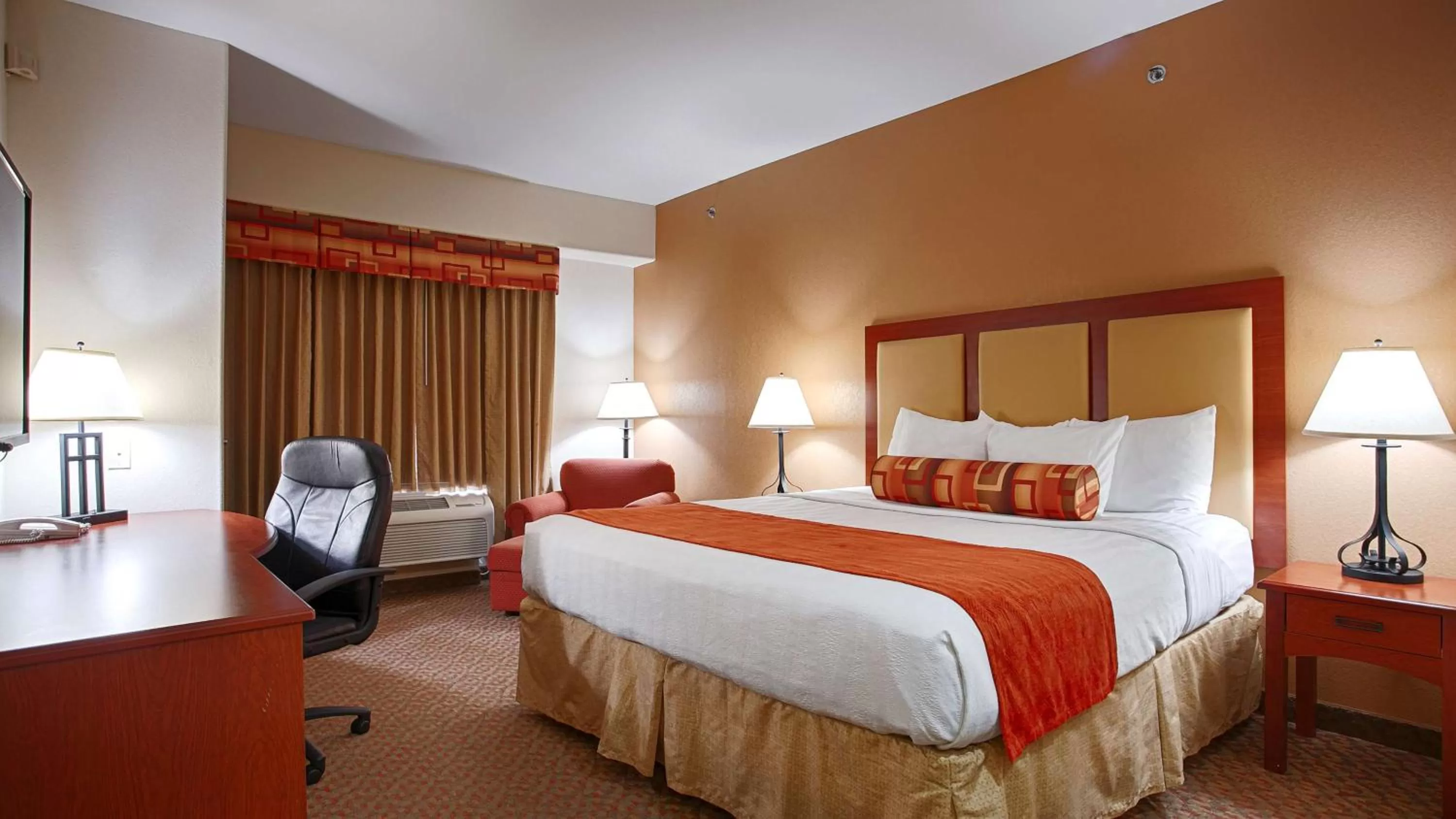 King Room with Mobility Accessible Roll-In Shower in Best Western Plus Waxahachie Inn & Suites