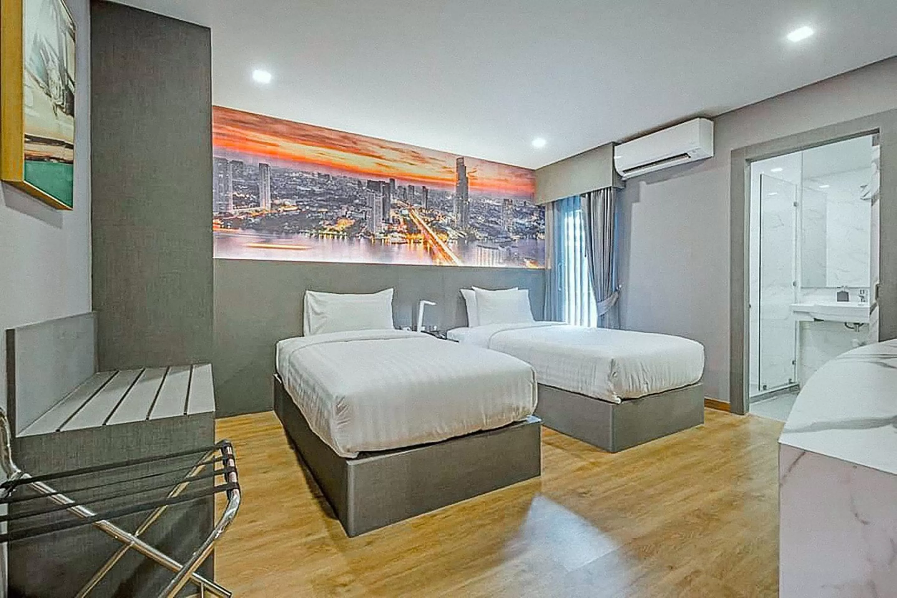 Deluxe Twin Room in Hyde Park Hotel Bangkok