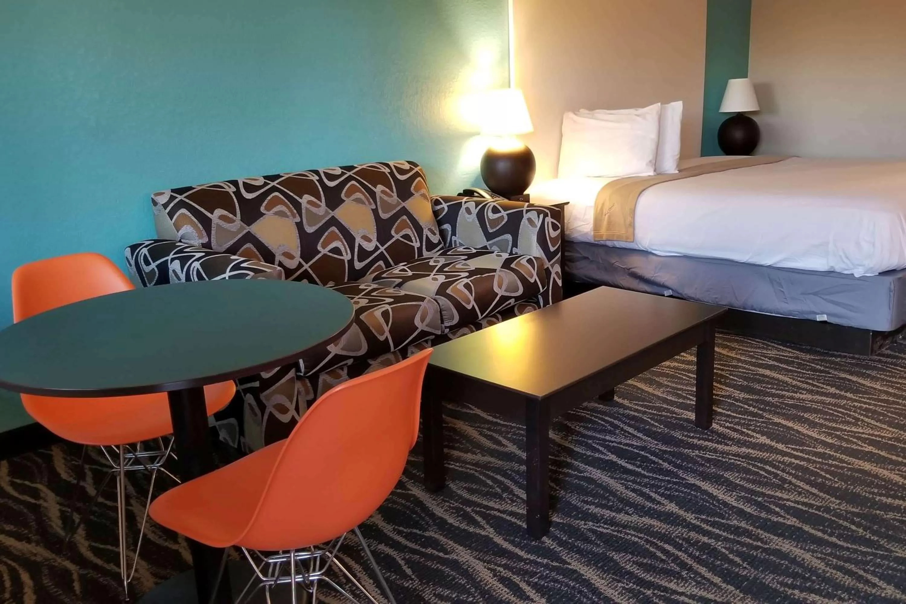 Deluxe King Room - Non-Smoking in Howard Johnson by Wyndham Houston Hobby Airport