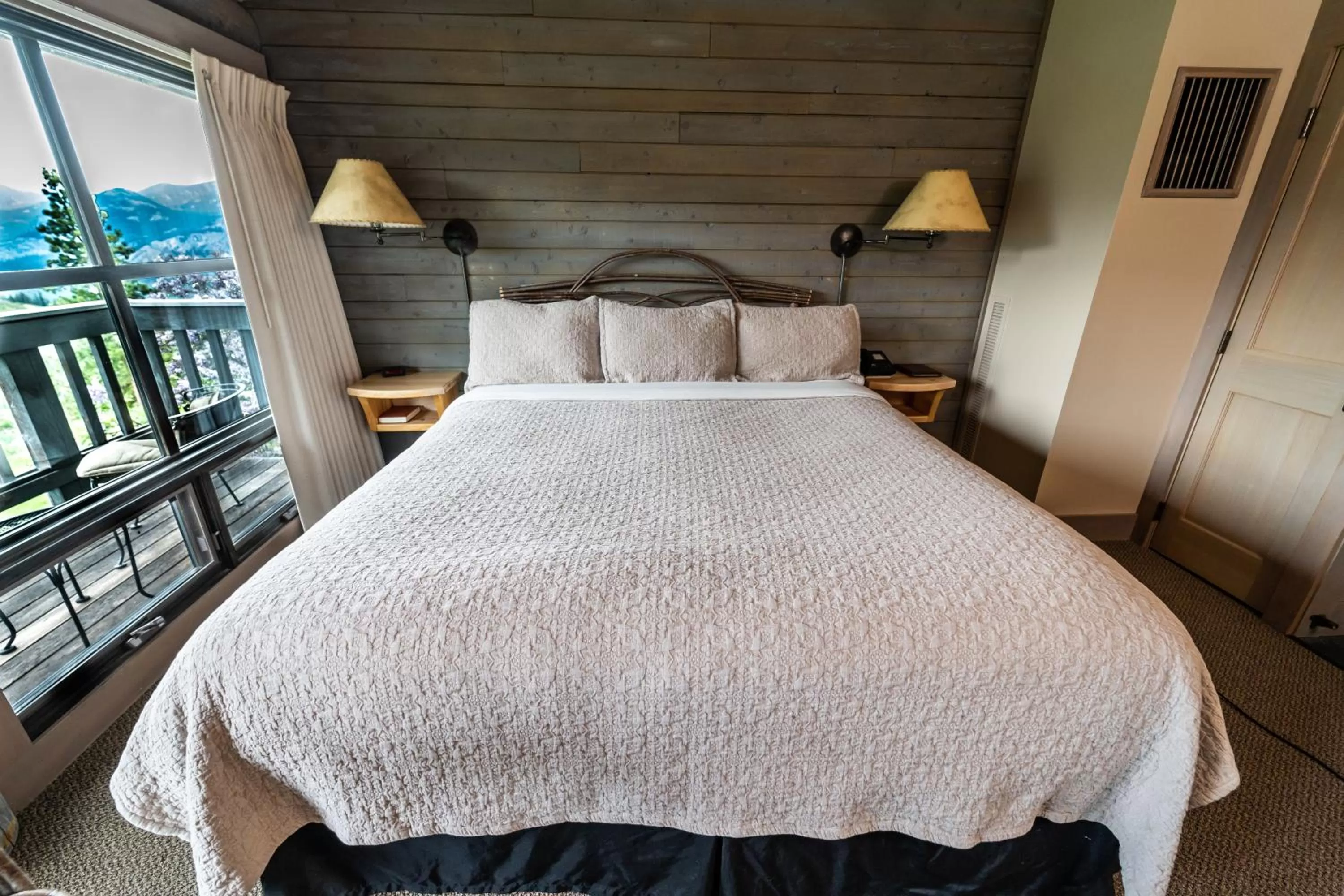 Gardner King Room w/ Balcony in Sun Mountain Lodge