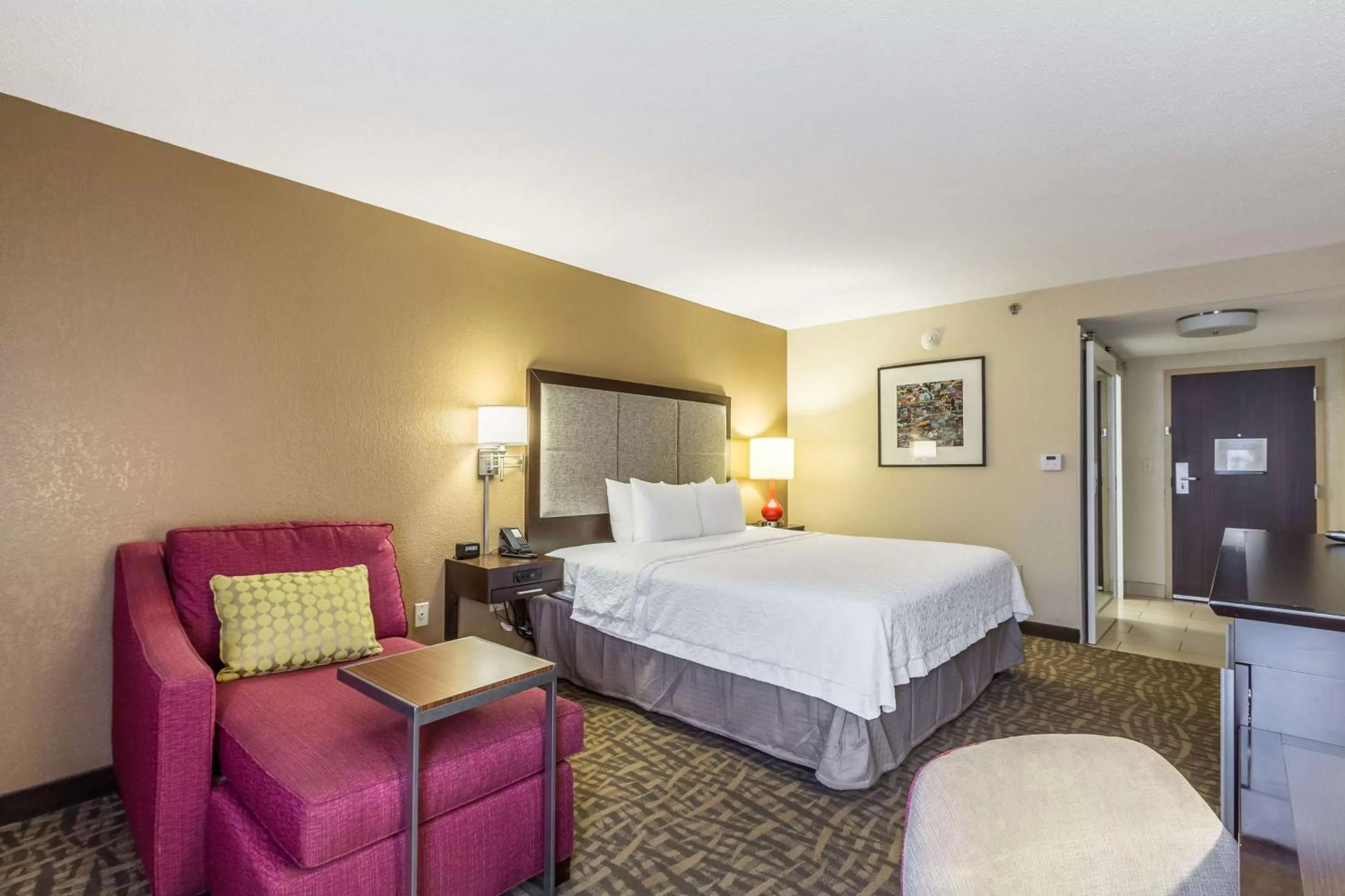 King Room with King Bed - Non-Smoking in Hampton Inn Jackson Pearl Intrntl Airport