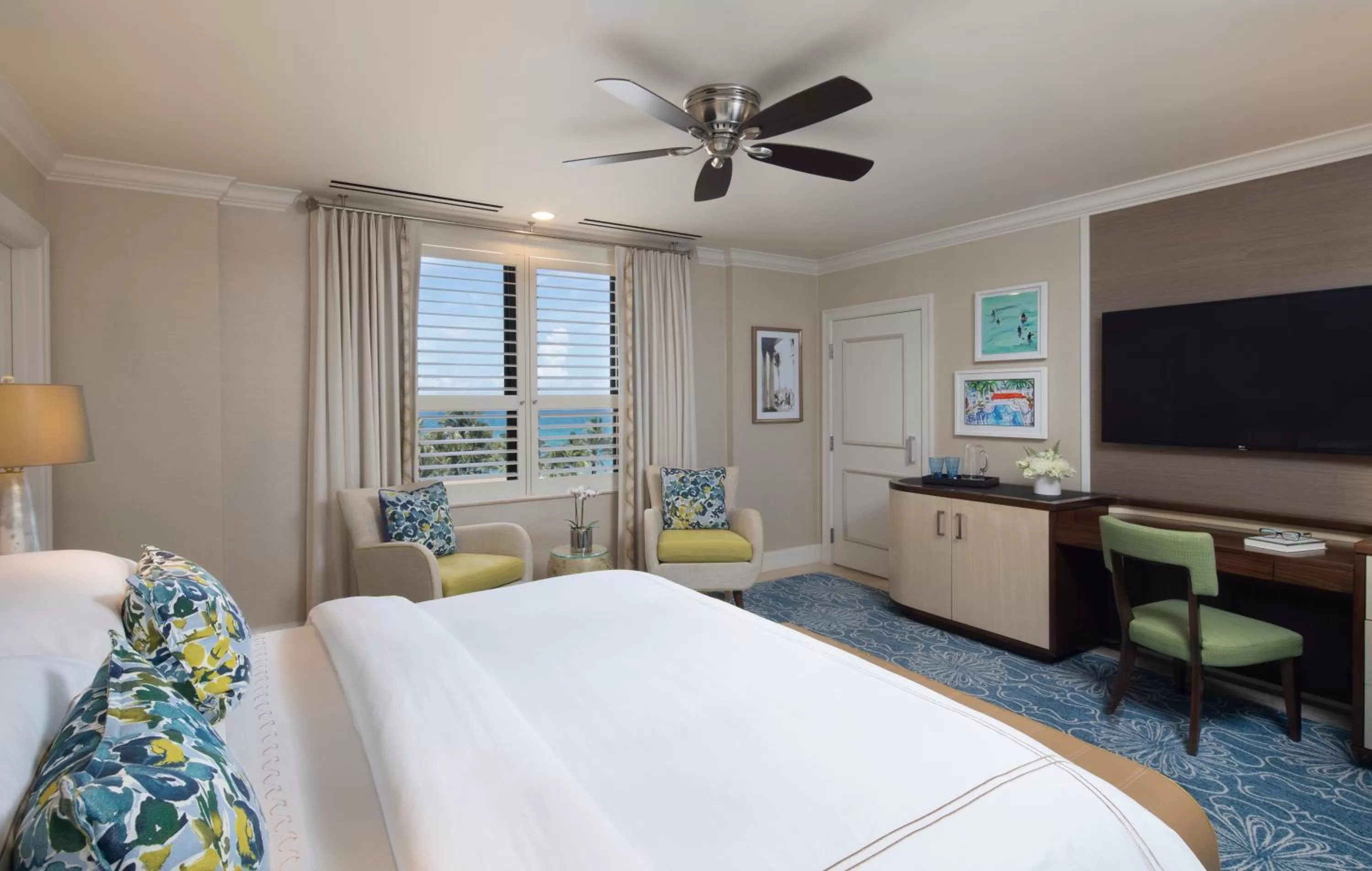 Deluxe Partial Ocean View Room with King Bed in The Breakers Palm Beach