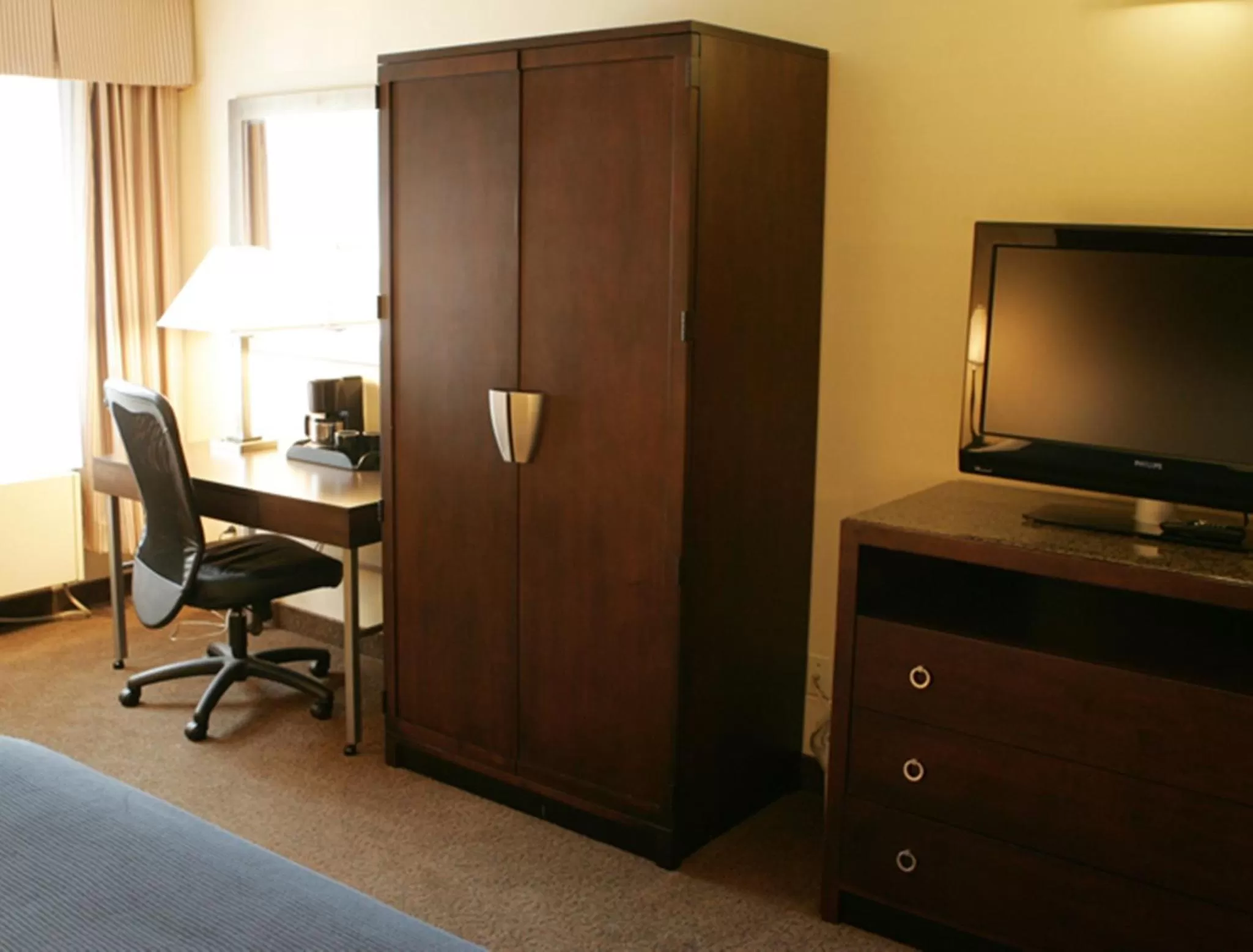 King Room - Disability Access in Quality Inn Saint-Jean-sur-Richelieu