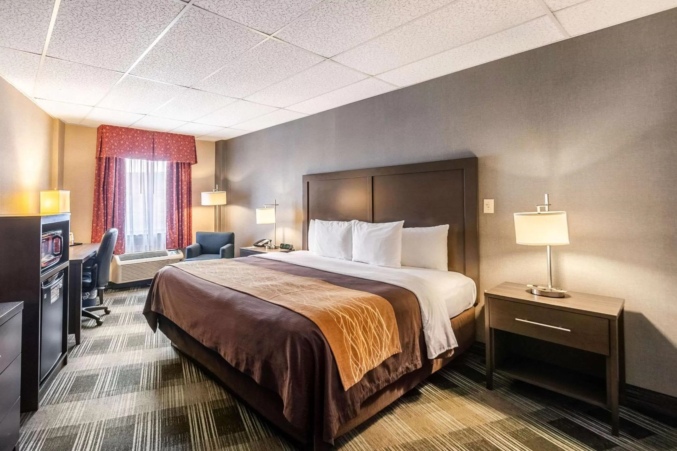 Standard Room with One King Bed - Courtyard View in Comfort Inn Ballston