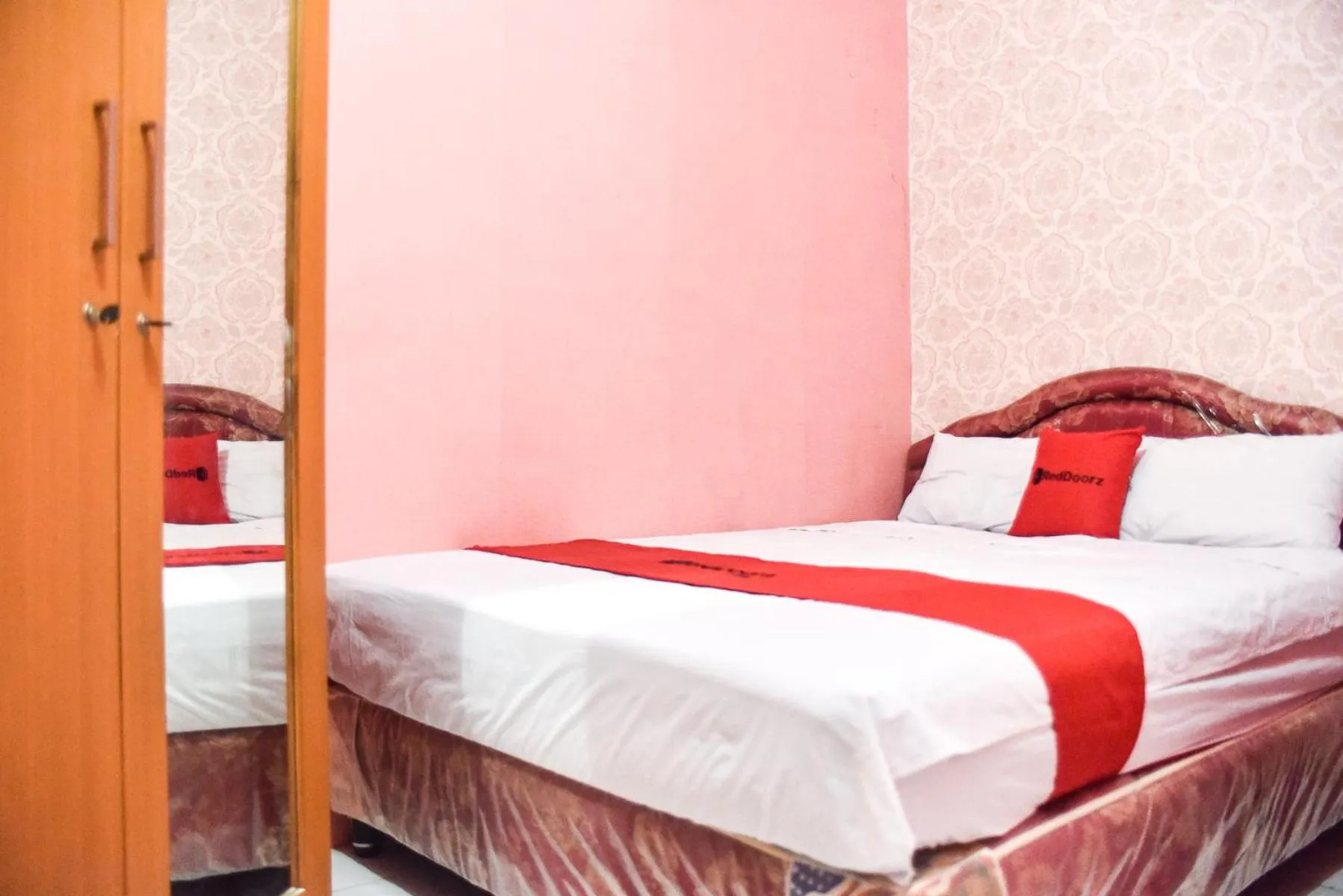 Double Room in RedDoorz @ Pettarani Square