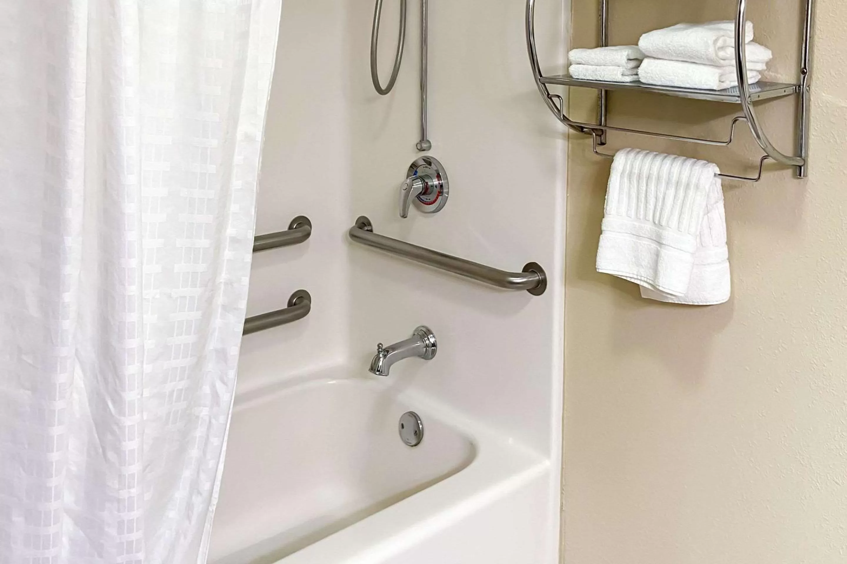 Bedroom in Comfort Suites Pittsburgh Airport