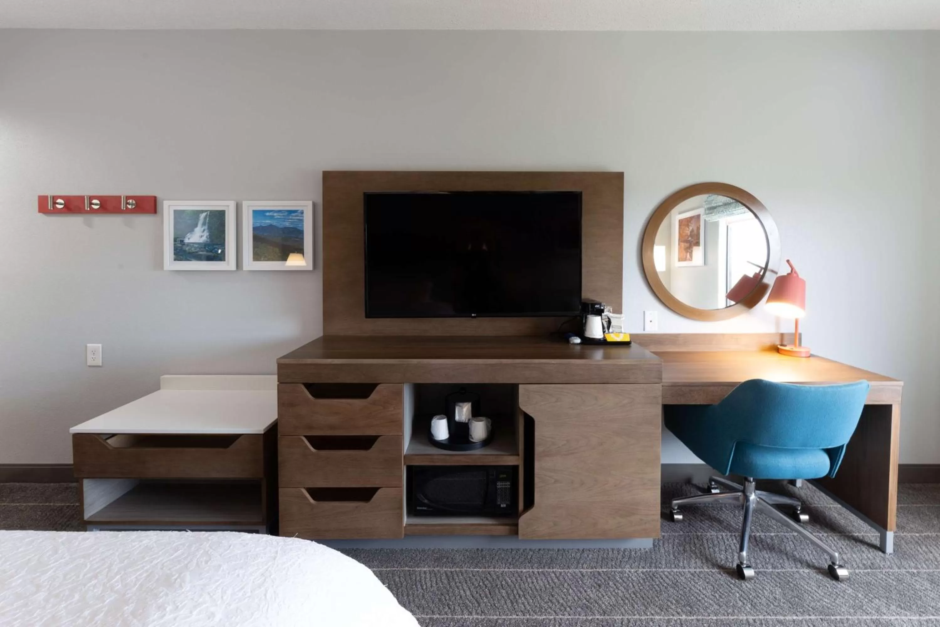 King Room with Sofa Bed and Study - Non-Smoking in Hampton Inn Christiansburg/Blacksburg