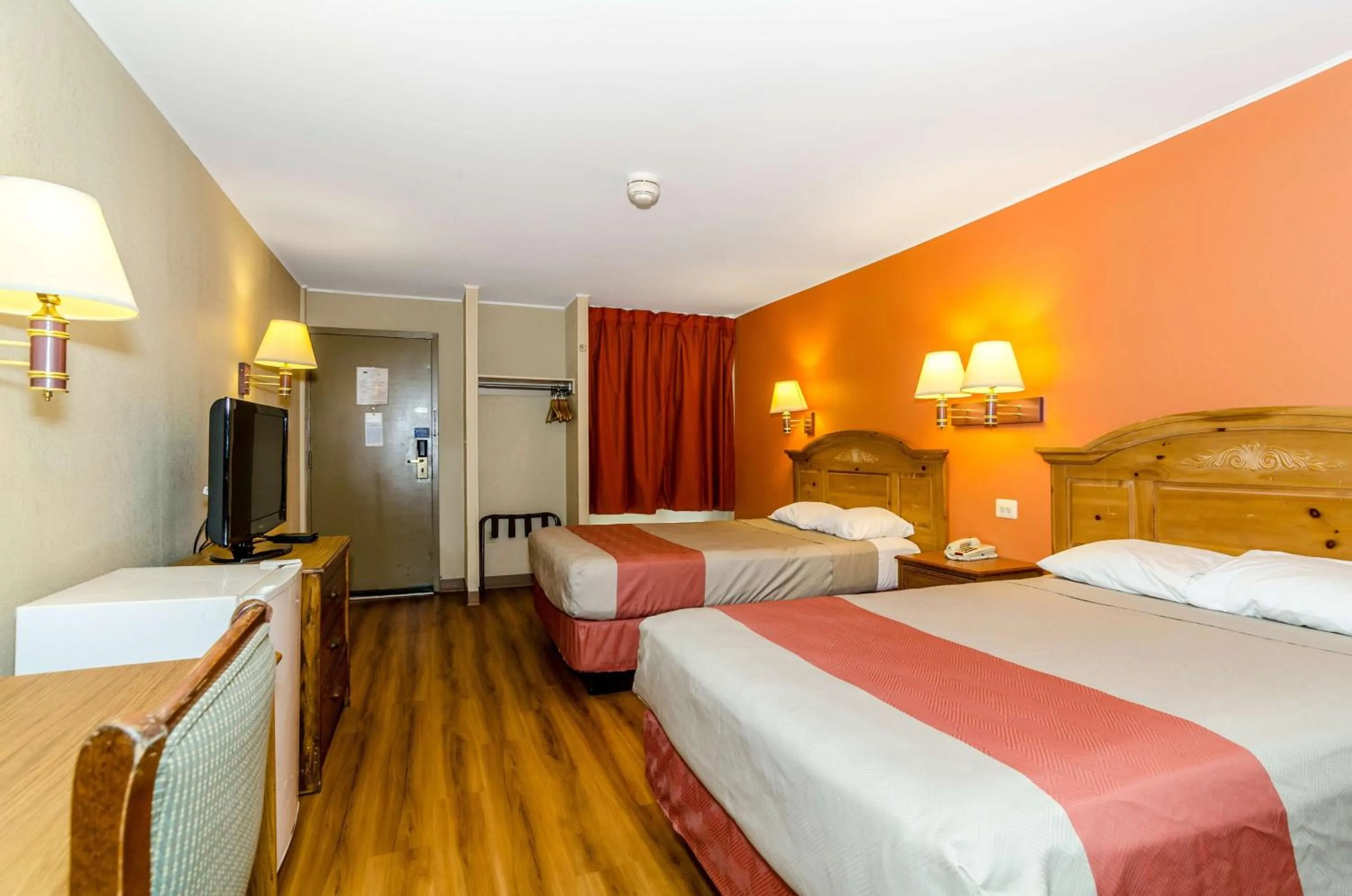 Quadruple Room - Disability Access - Non-Smoking in Motel 6-Newark, DE